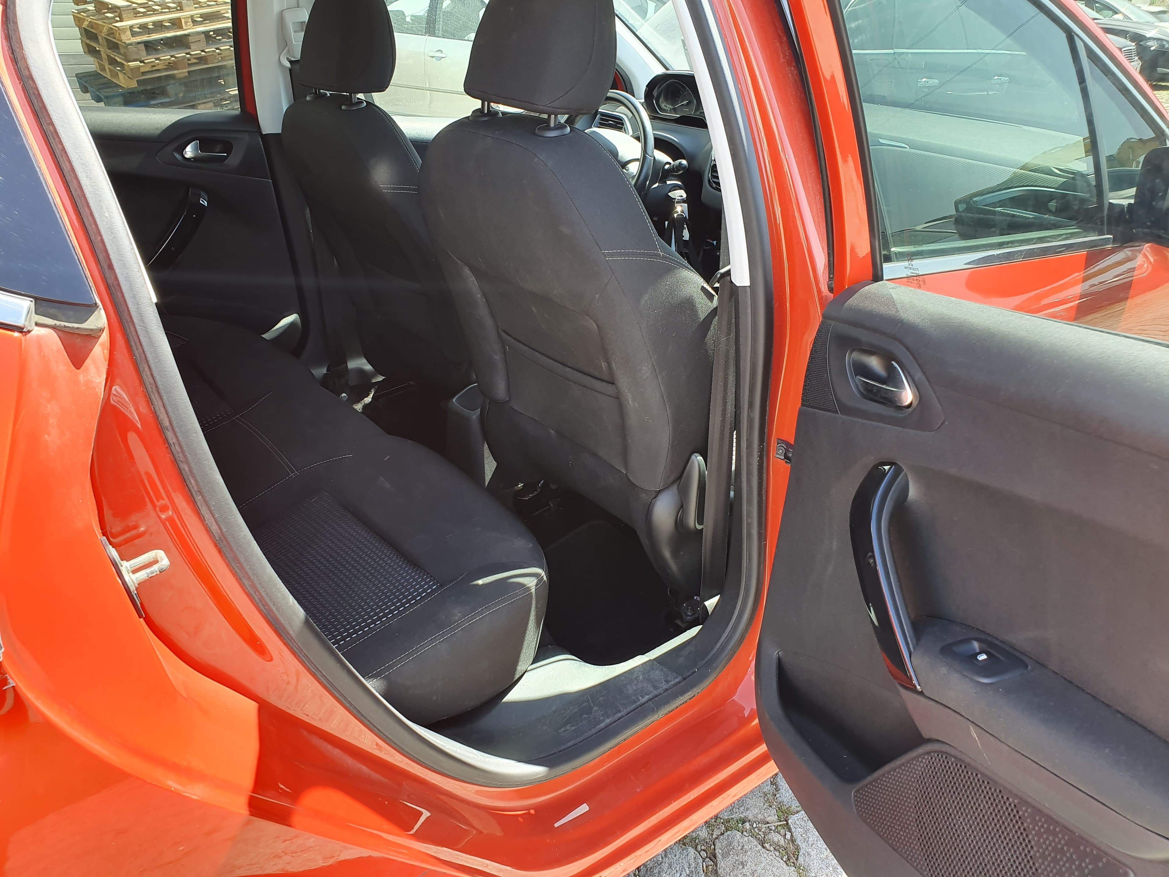Peugeot 208 1.2 · Ano 2015 — image 33