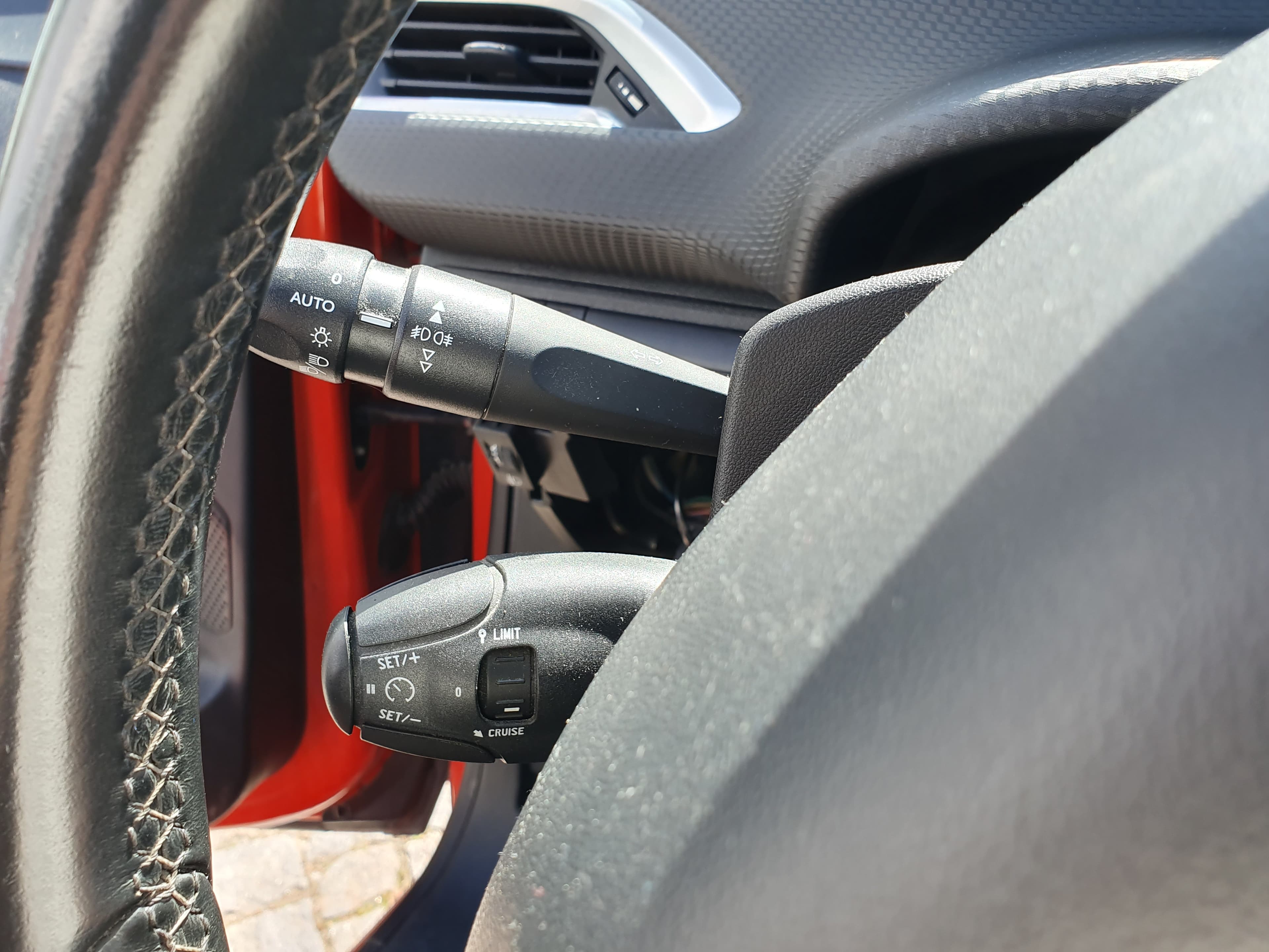 Peugeot 208 1.2 · Ano 2015 — image 54