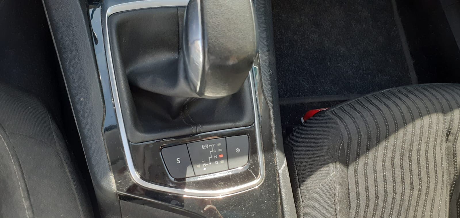 Peugeot 308 SW 1.6 HDI · Ano 2015 — imagem 26