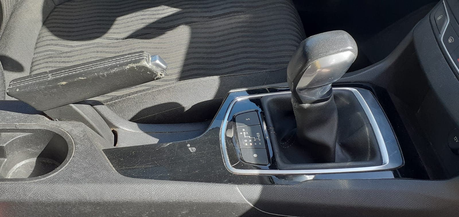Peugeot 308 SW 1.6 HDI · Ano 2015 — imagem 18