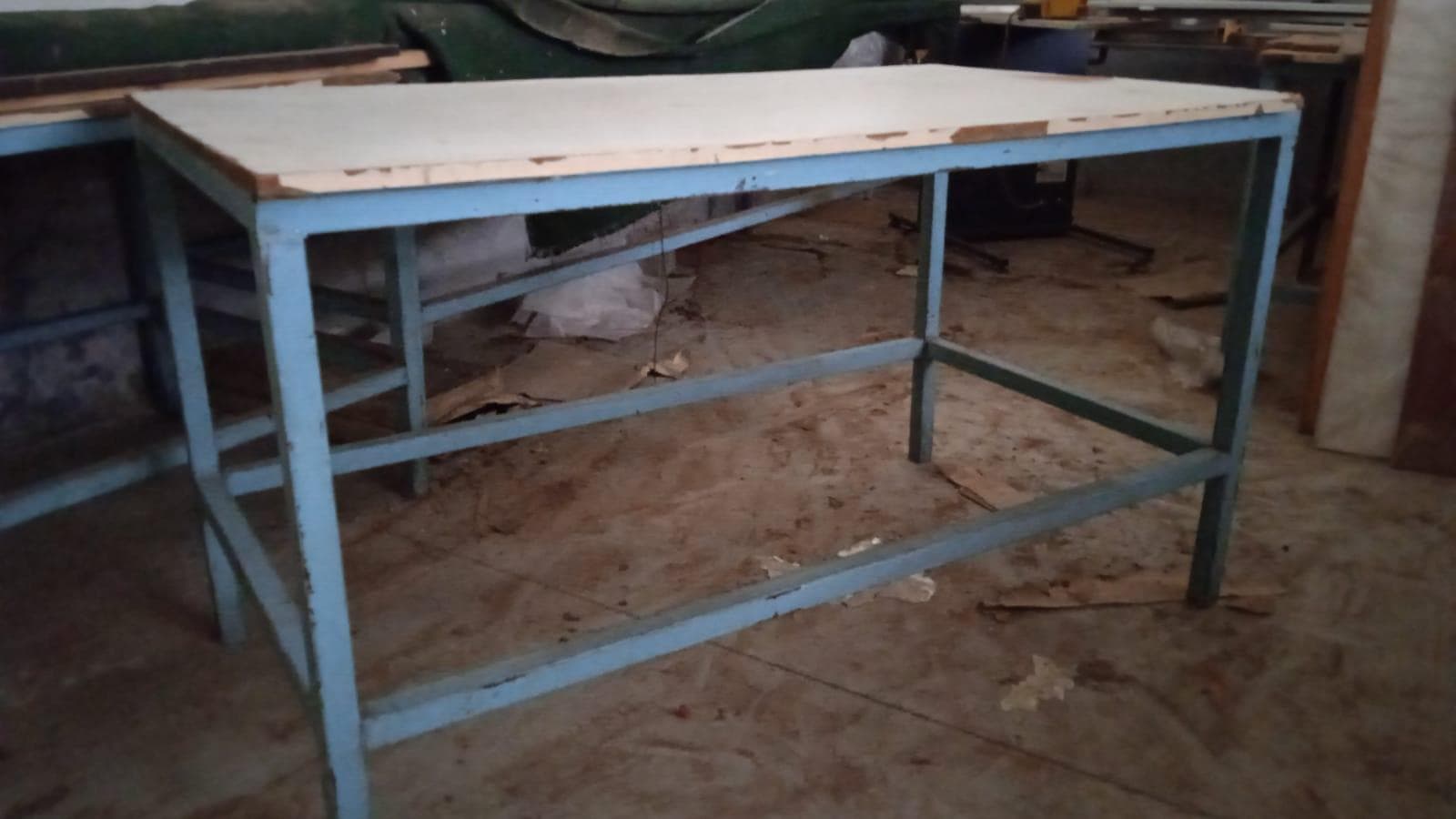 Mesa  de base metálica