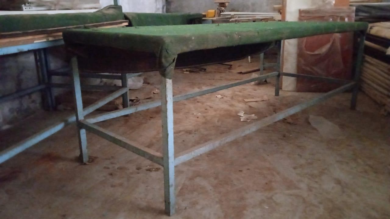 Mesa de base metálica