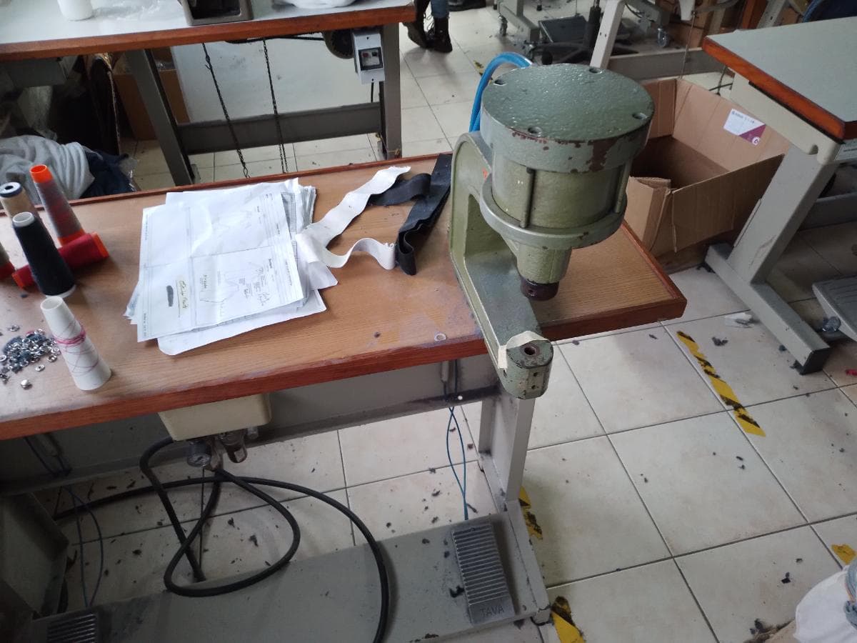Máquinas de Costura · Vestiário · Estantes · Material Informático · Compressor — imagem 10