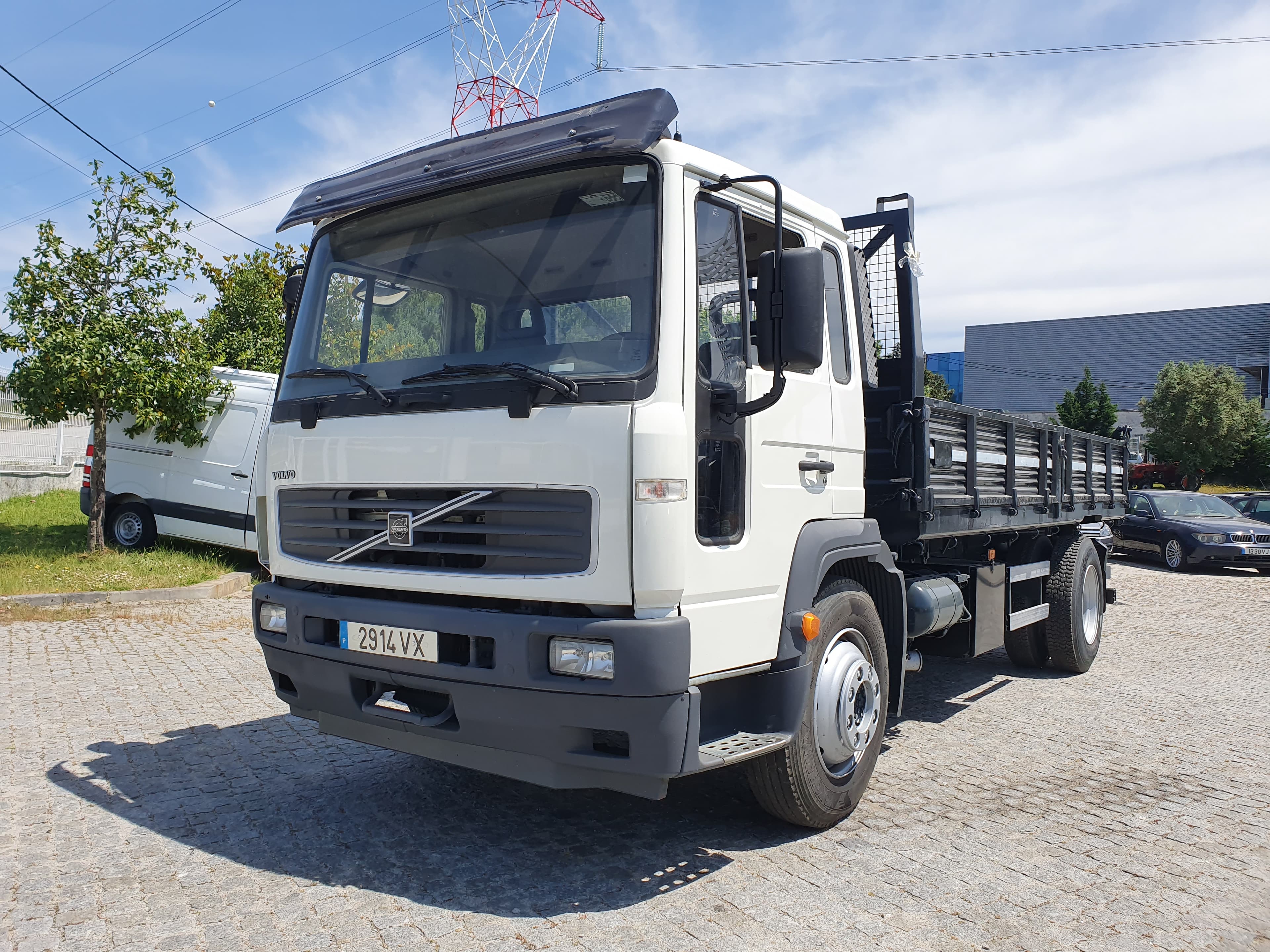 Volvo FL6 Basculante · Ano 2004 — imagem 3