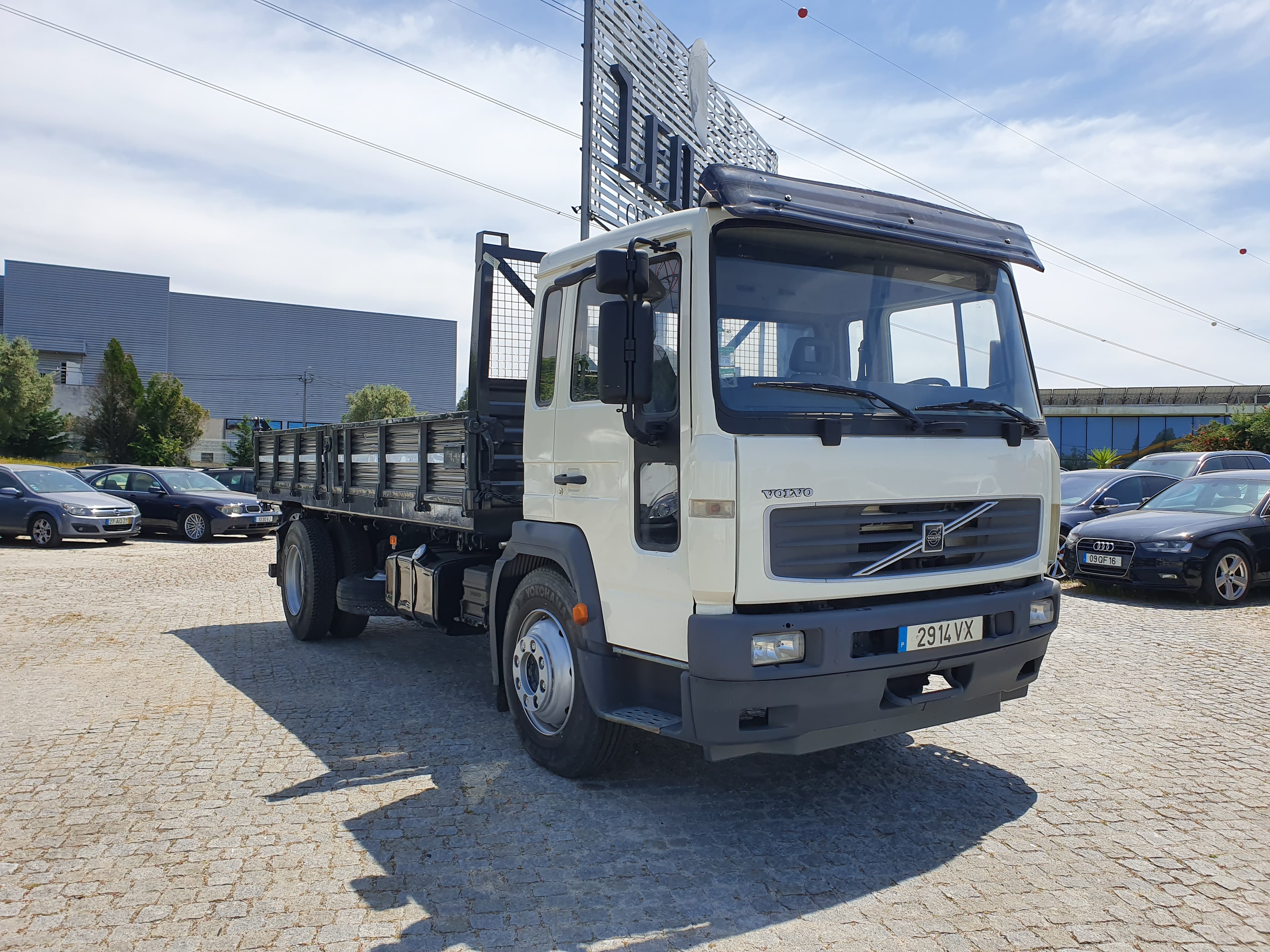 Volvo FL6 Basculante · Ano 2004 — imagem 1