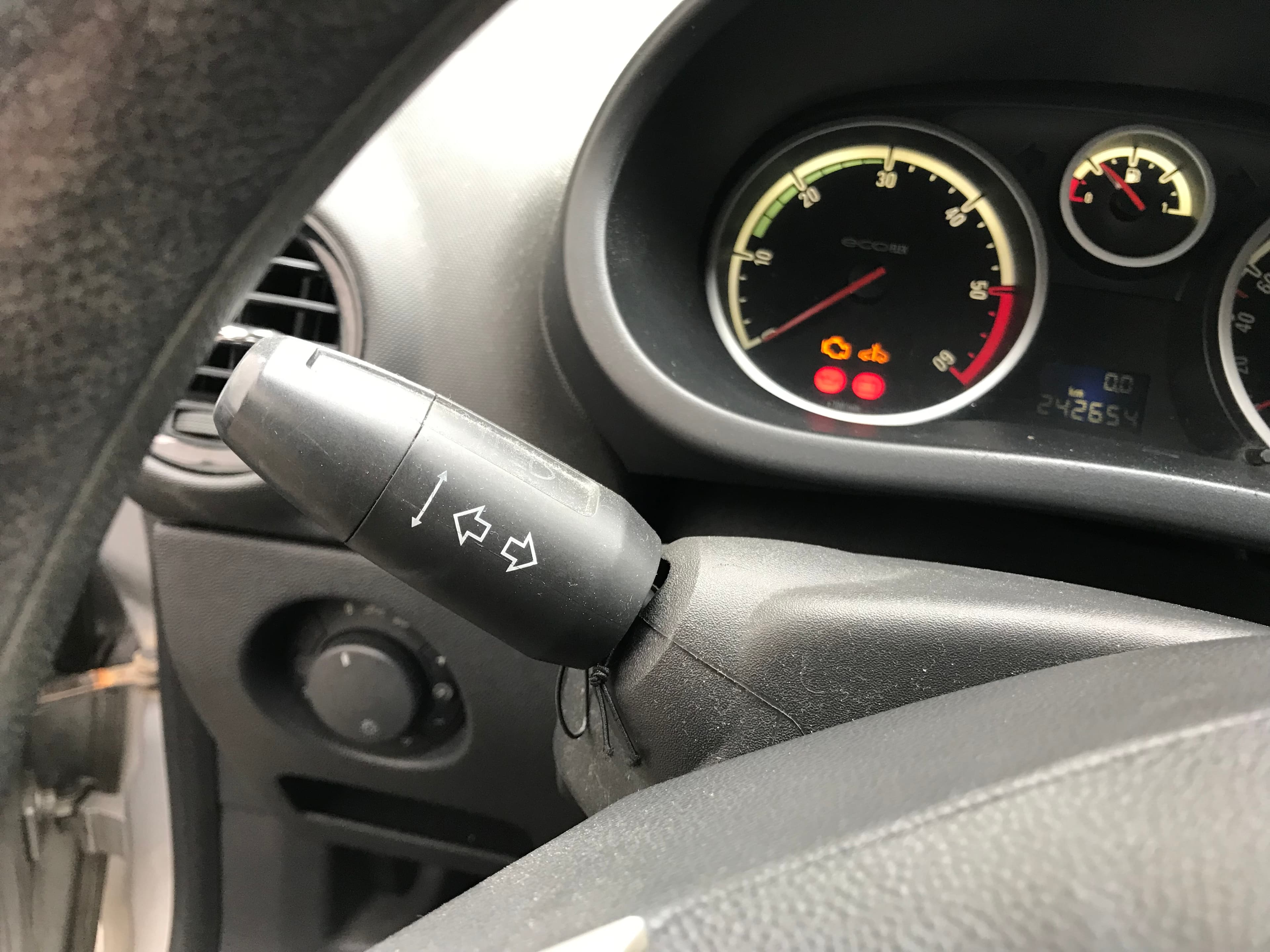 Opel Corsa 1.3 CDTI · Ano 2008 — image 31