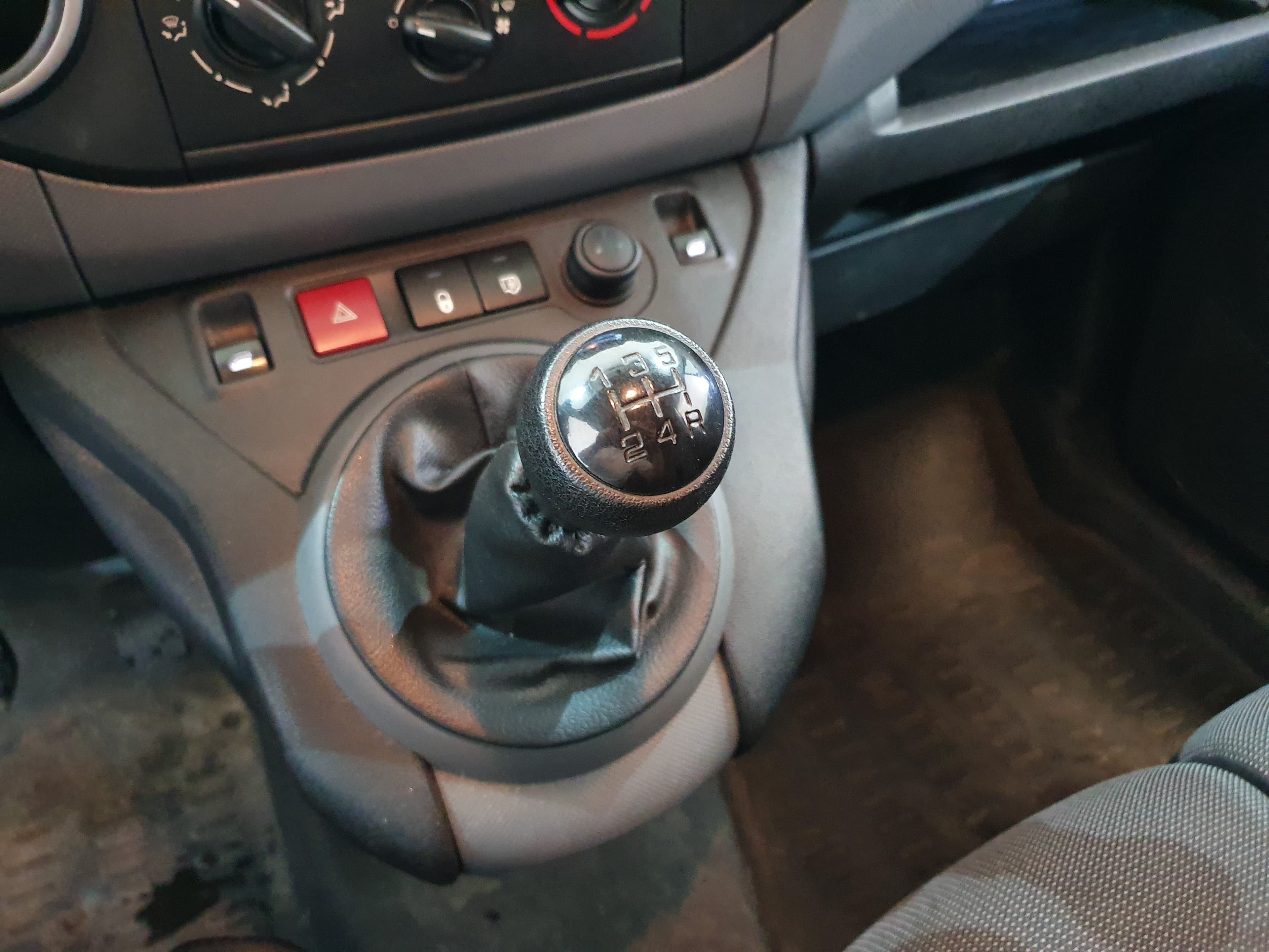 Peugeot Partner 1.6 Blue HDI · Ano 2017 — image 32