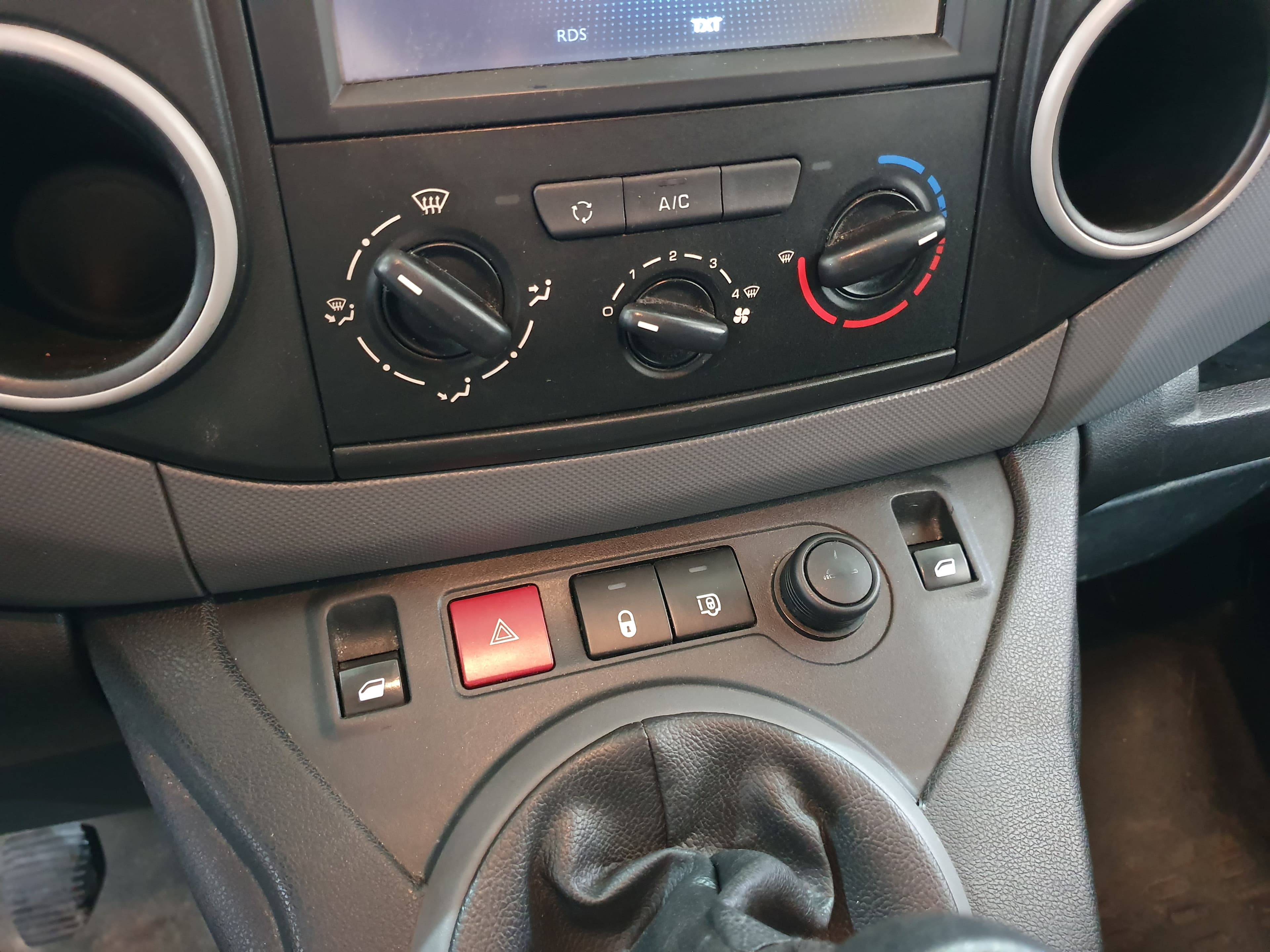 Peugeot Partner 1.6 Blue HDI · Ano 2017 — image 31