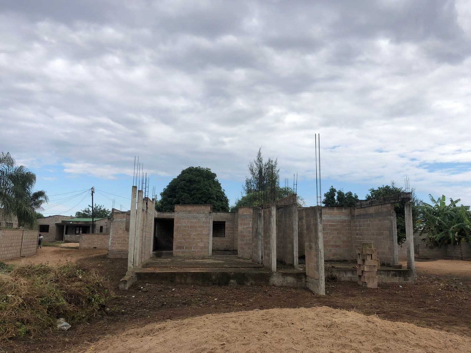 Casa T3 inacabada em terreno de 800m2 — imagen 3