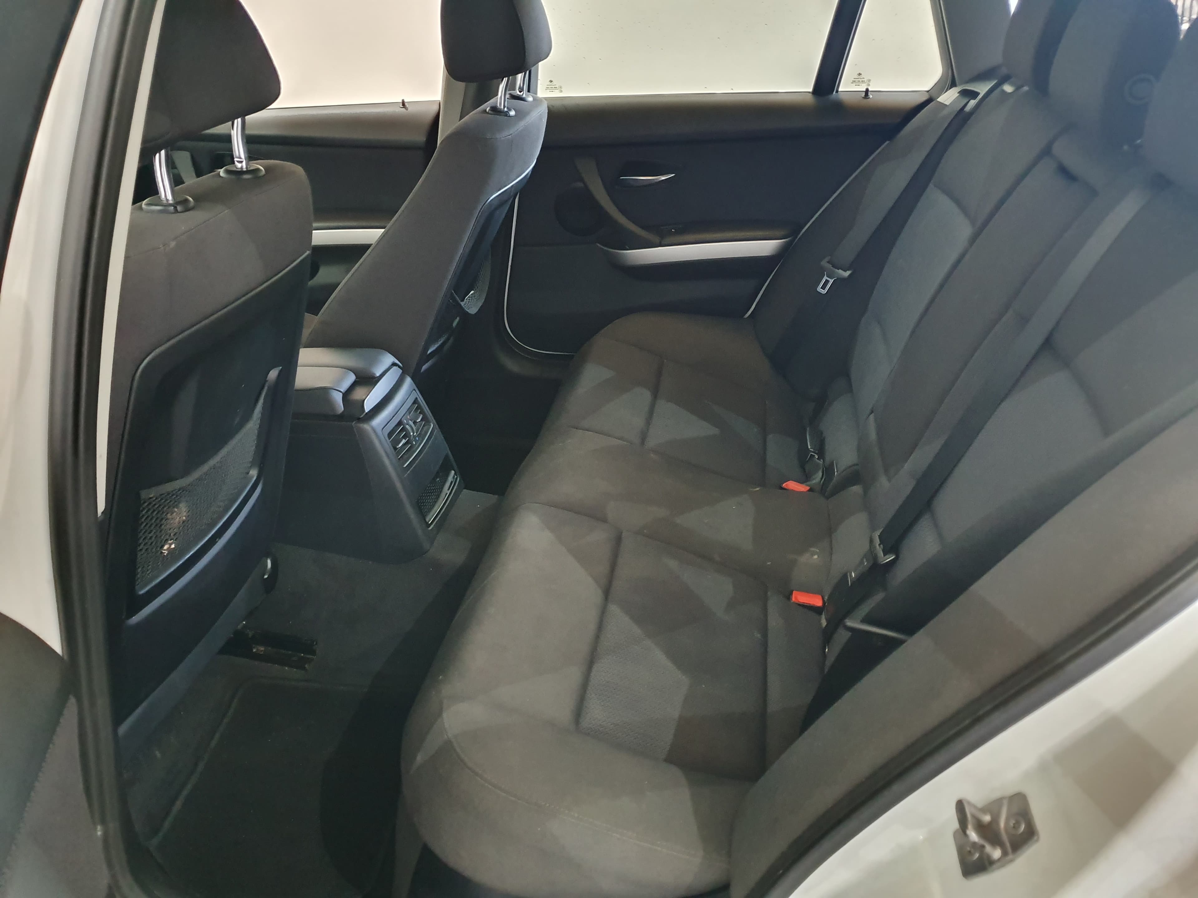BMW 320D · Ano 2010 — imagem 33