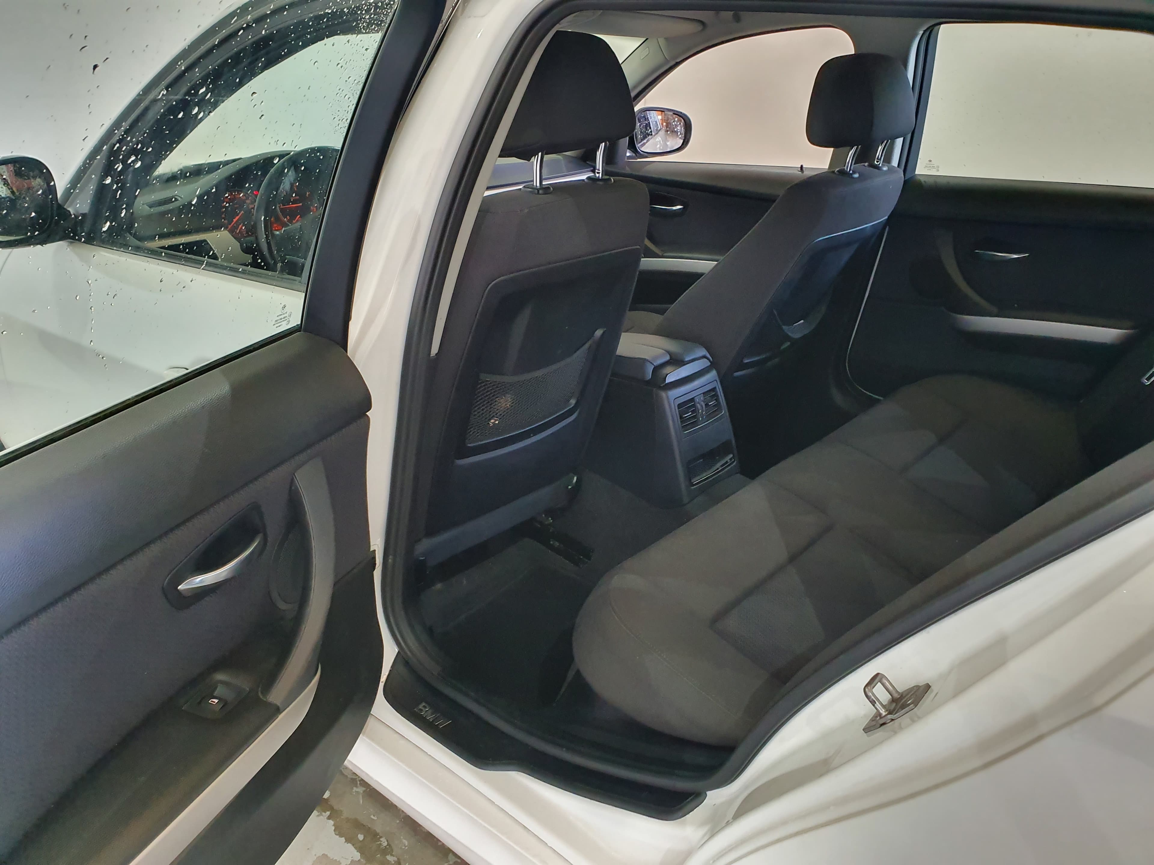 BMW 320D · Ano 2010 — imagem 27