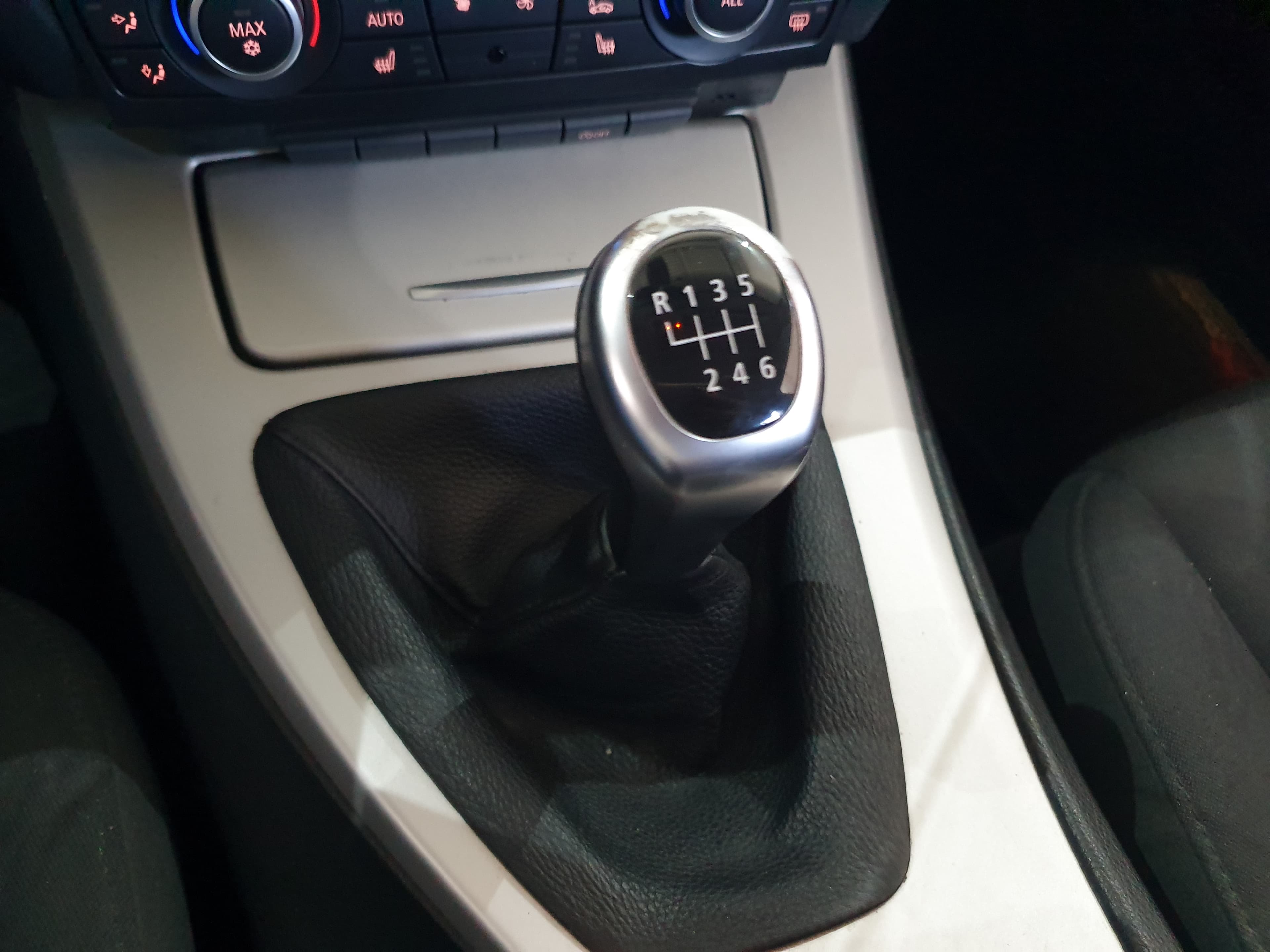 BMW 320D · Ano 2010 — imagem 36