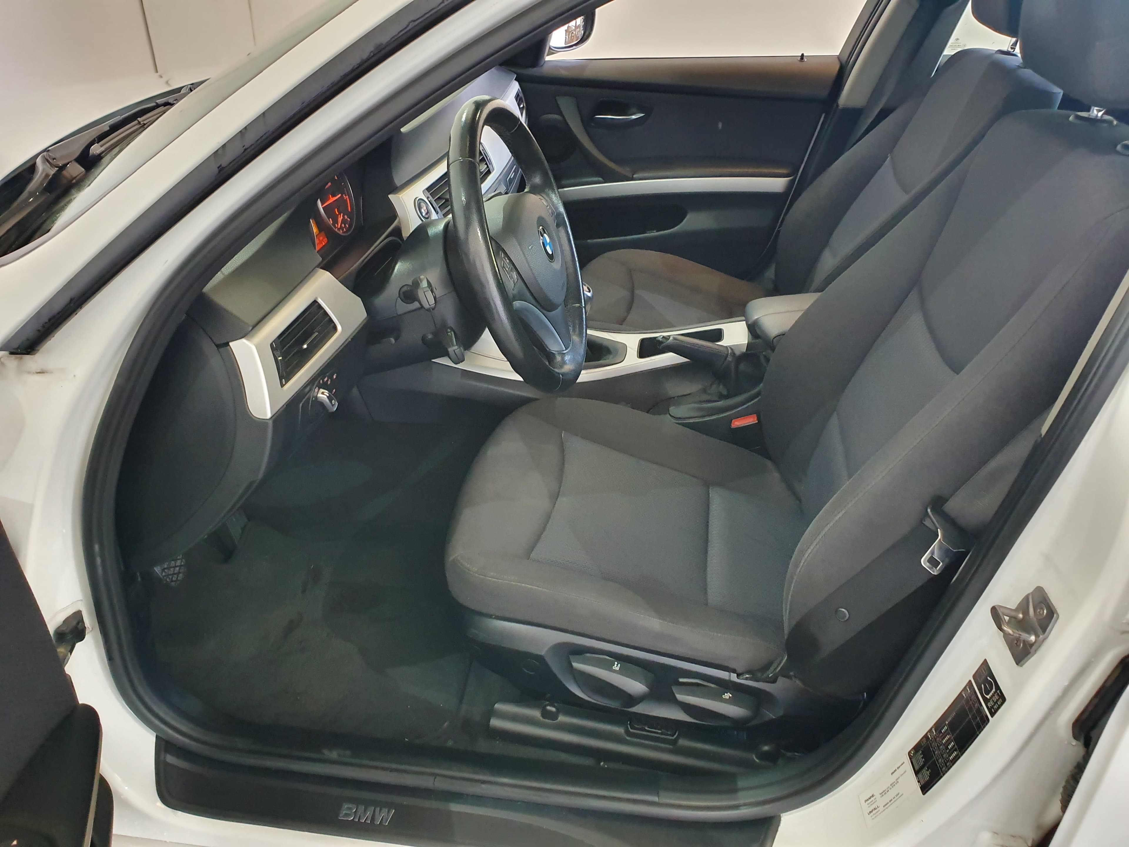 BMW 320D · Ano 2010 — imagem 31