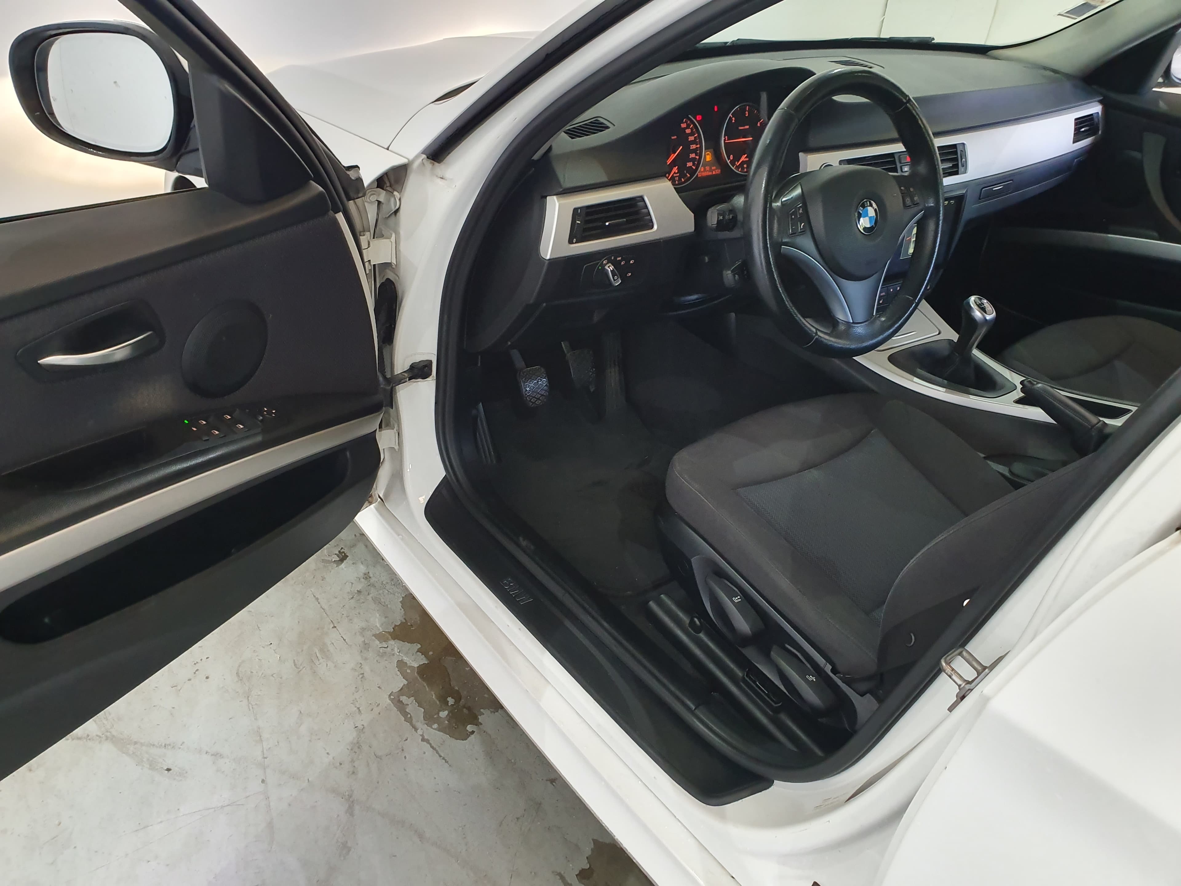 BMW 320D · Ano 2010 — imagem 29
