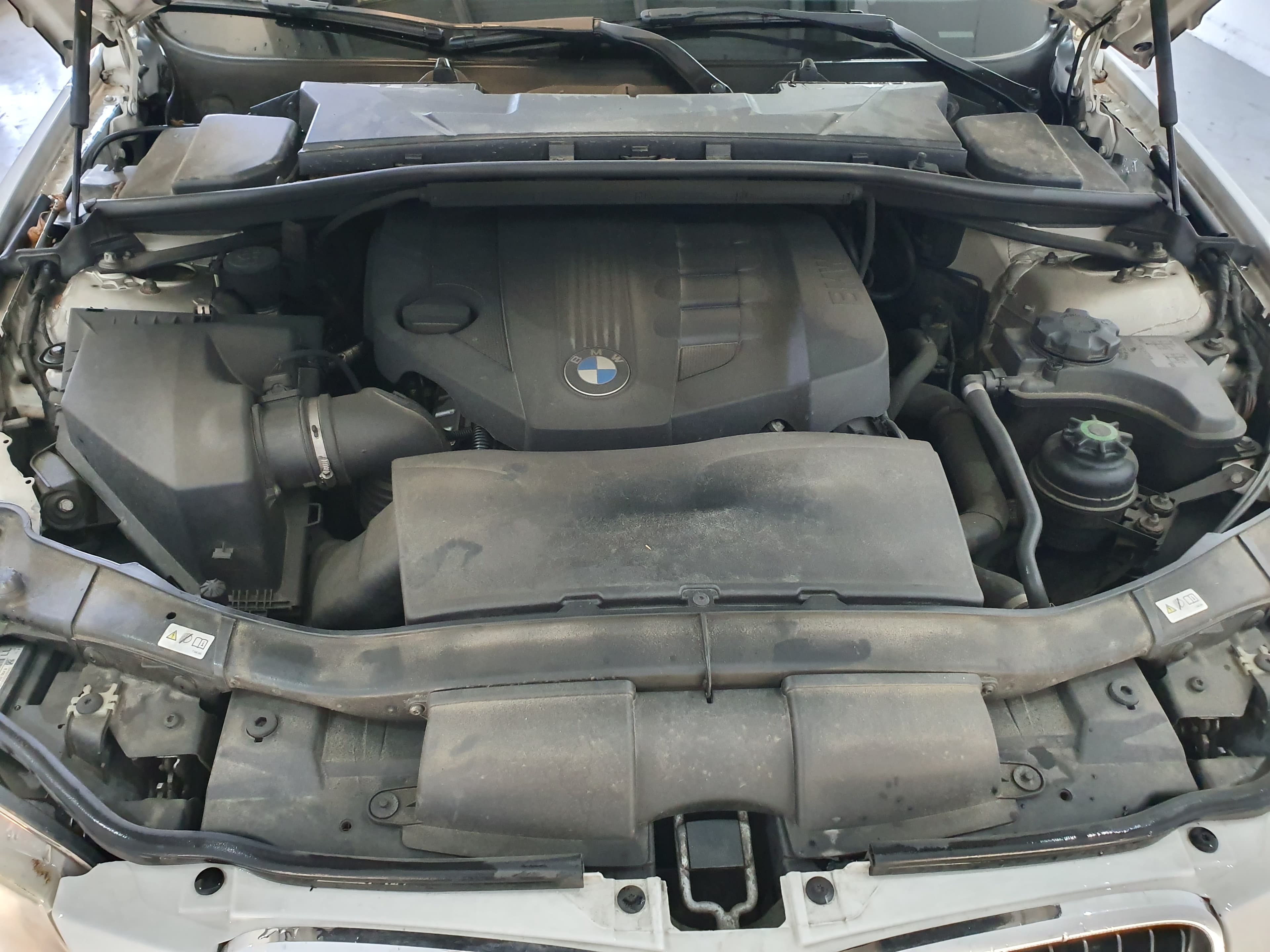 BMW 320D · Ano 2010 — imagem 17