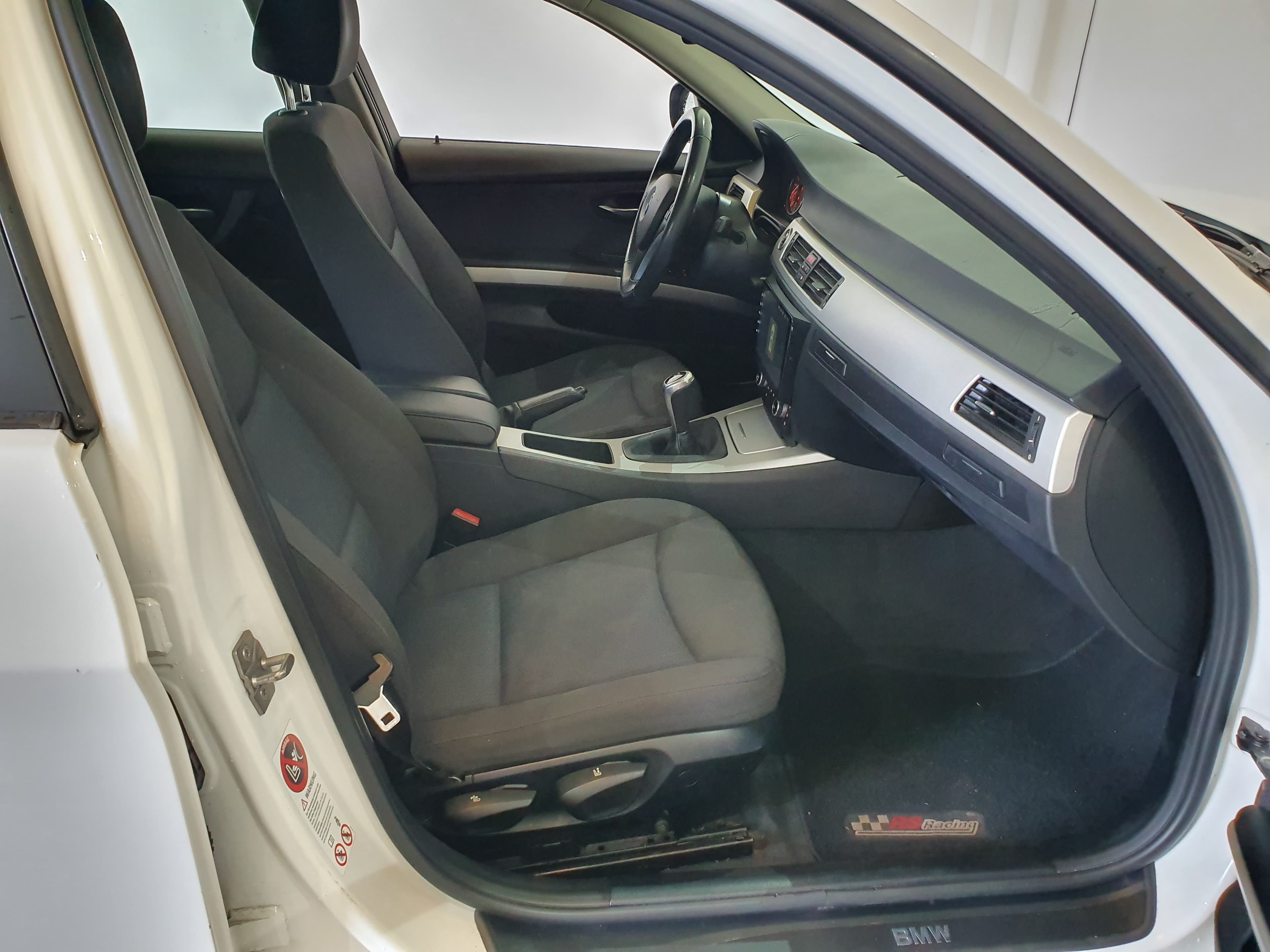 BMW 320D · Ano 2010 — imagem 26