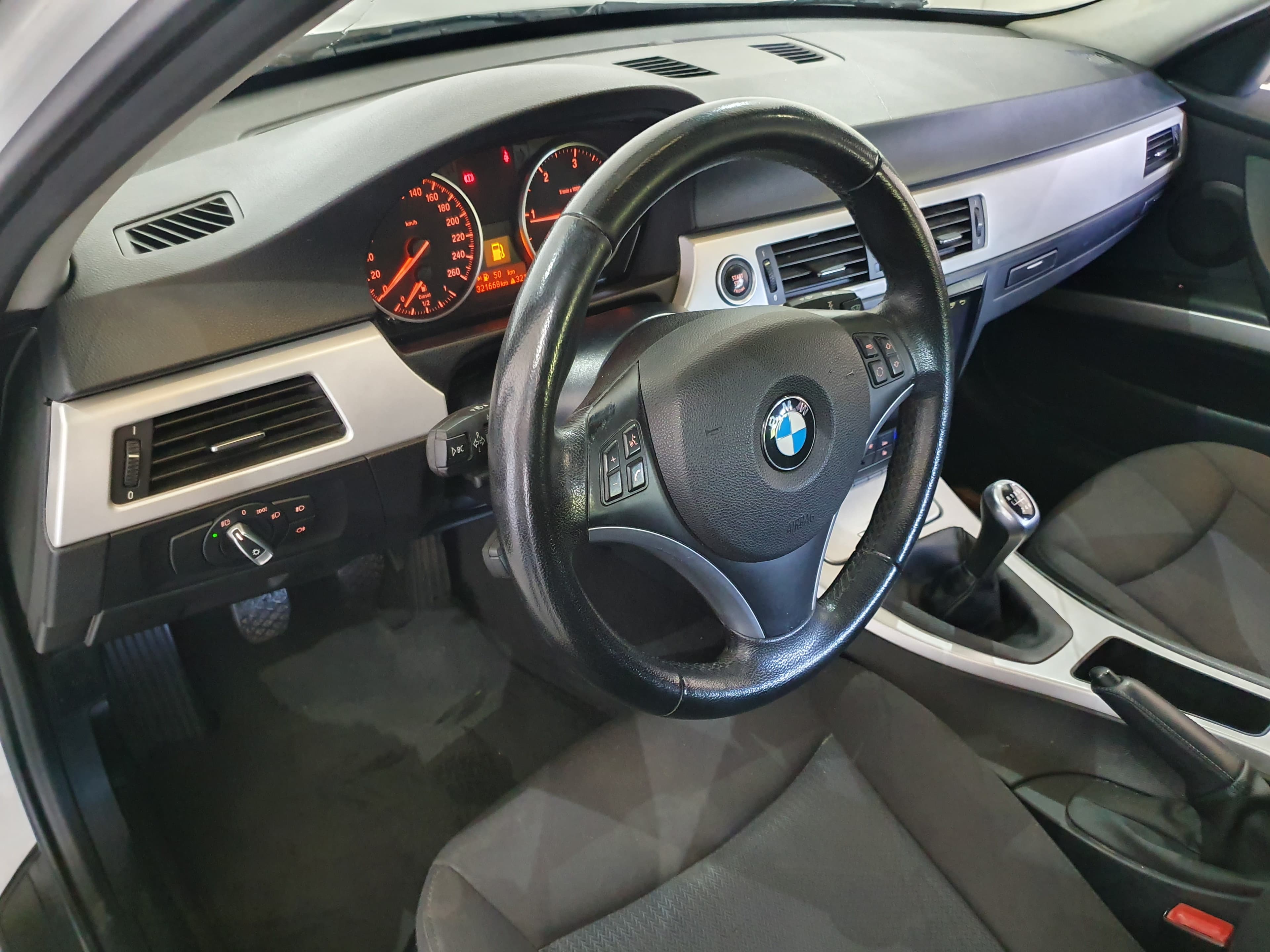 BMW 320D · Ano 2010 — imagem 37