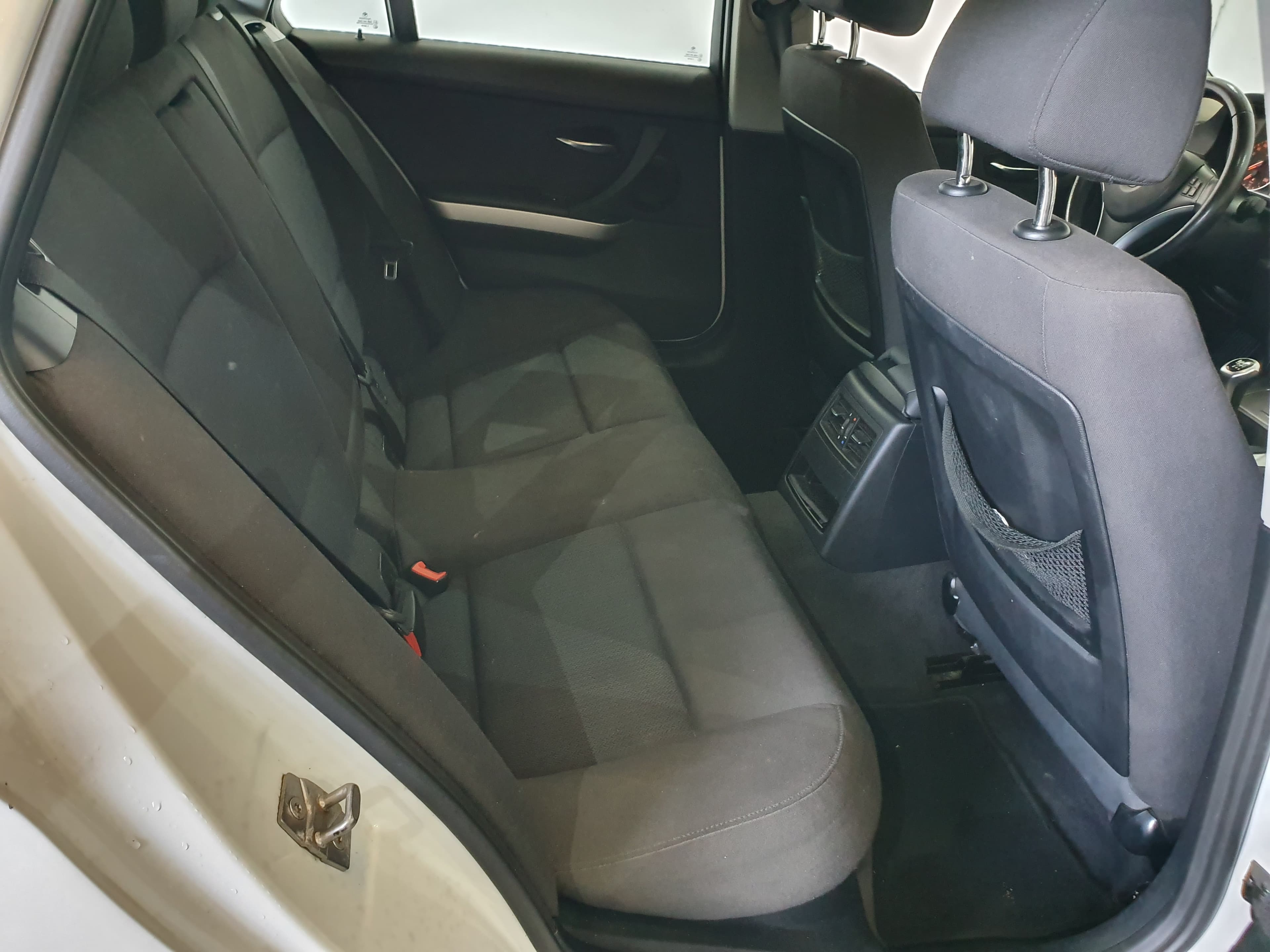 BMW 320D · Ano 2010 — imagem 22