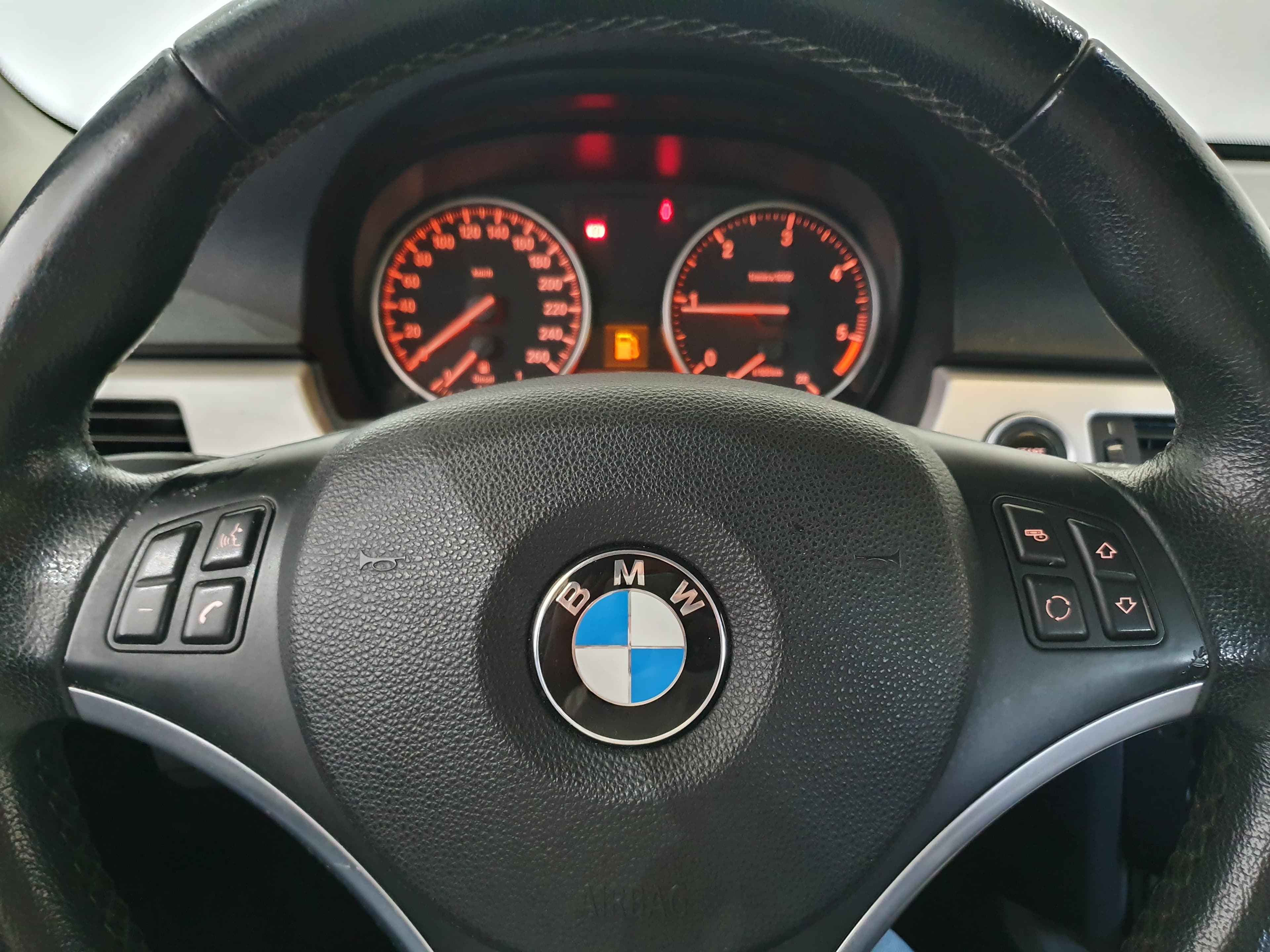 BMW 320D · Ano 2010 — imagem 38