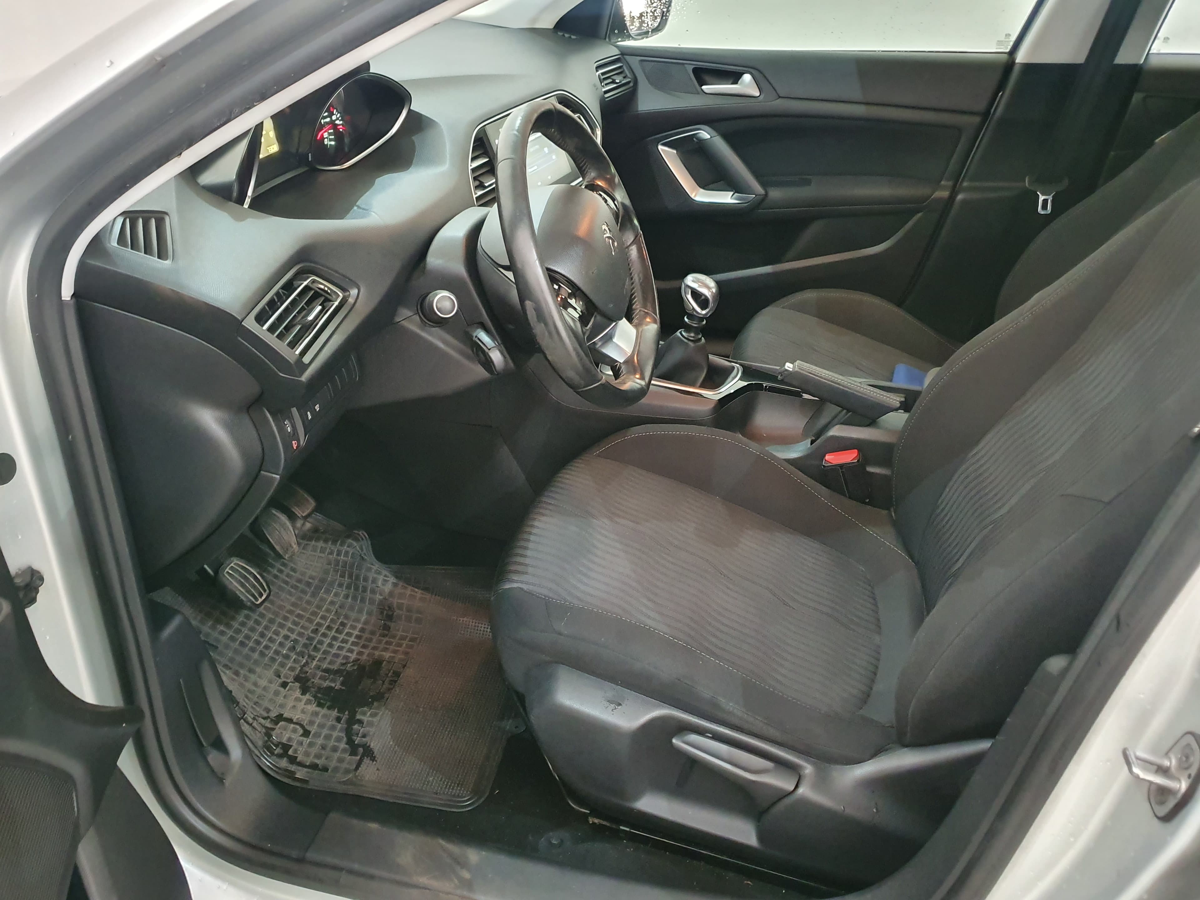 Peugeot 308 SW · Ano 2014 — imagem 32