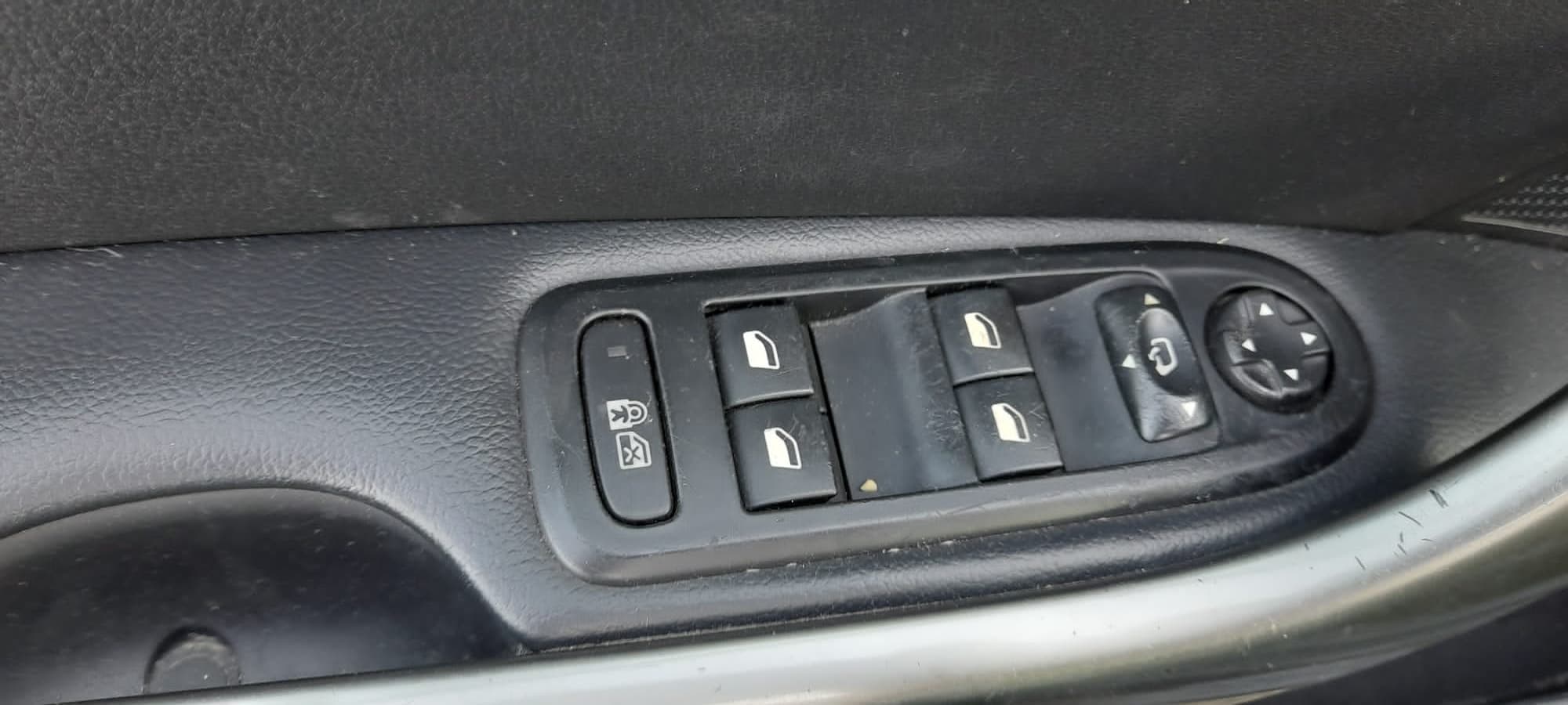 Peugeot 308 1.6 HDI · Ano 2013 — imagem 35