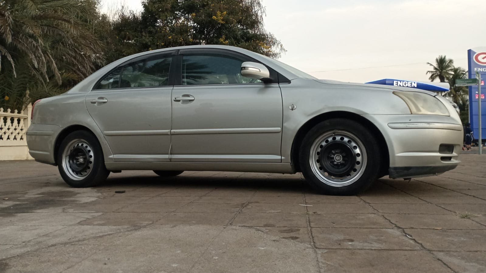 Toyota, modelo Avensis — image 4