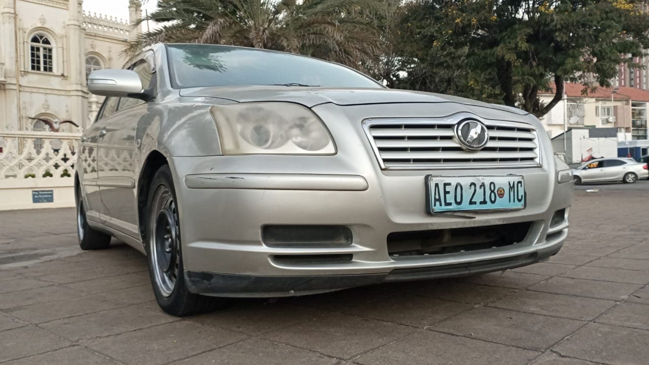 Toyota, modelo Avensis — image 1