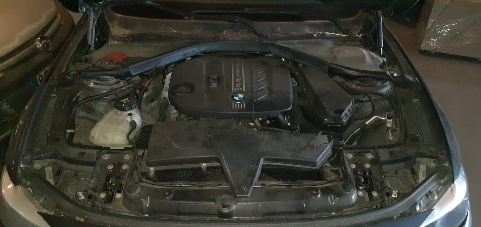 BMW 318D · Ano 2014 — imagem 12