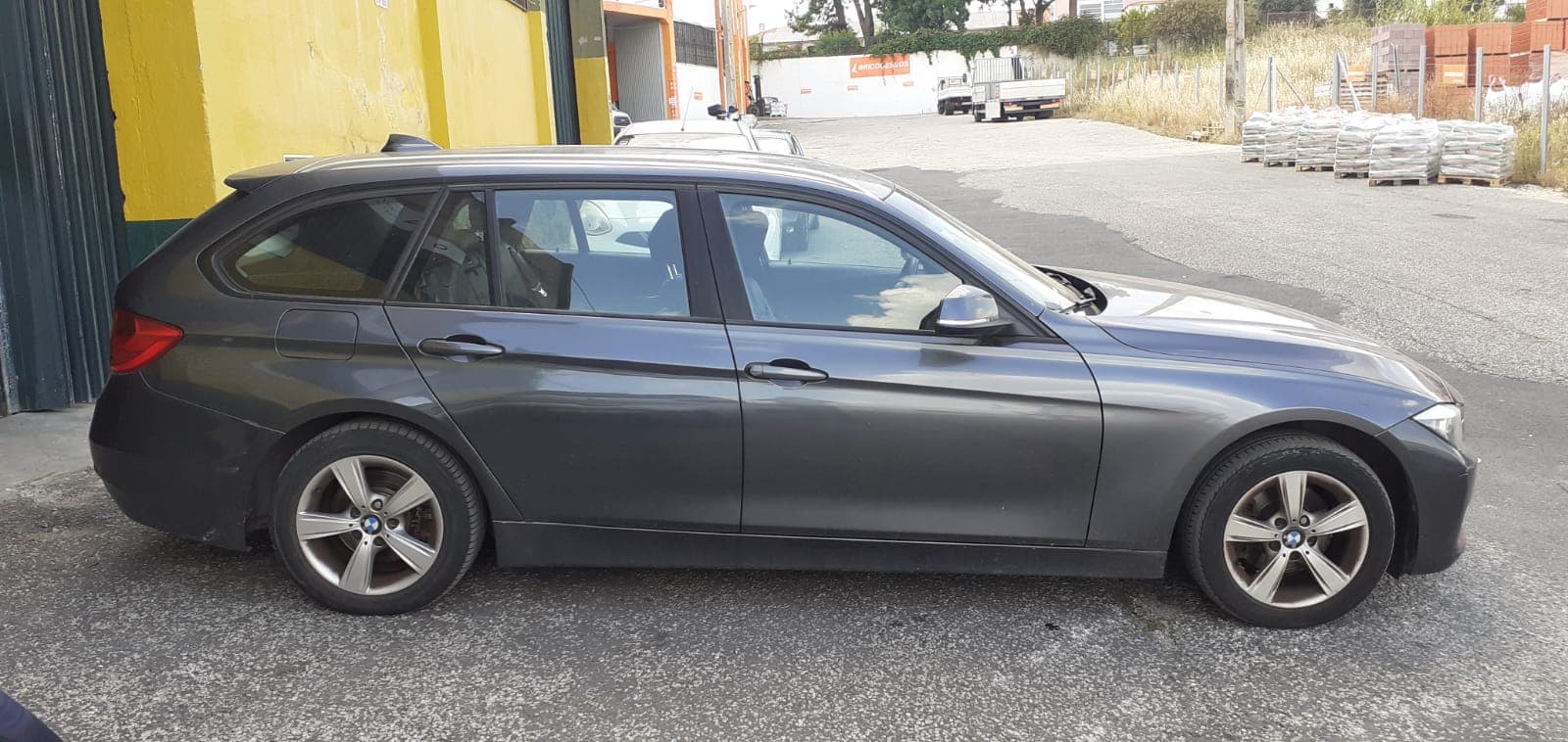BMW 318D · Ano 2014 — imagem 9