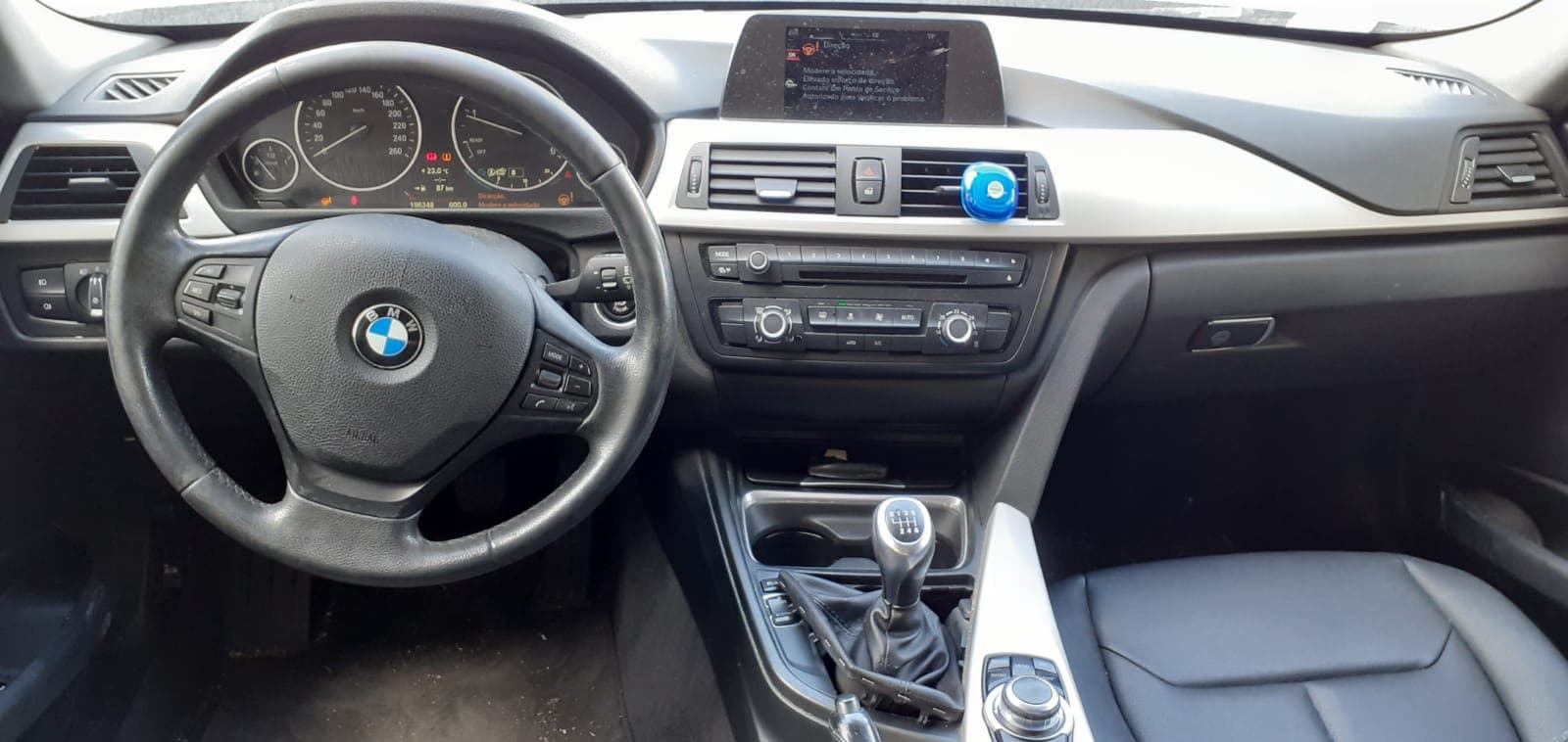 BMW 318D · Ano 2014 — imagem 17