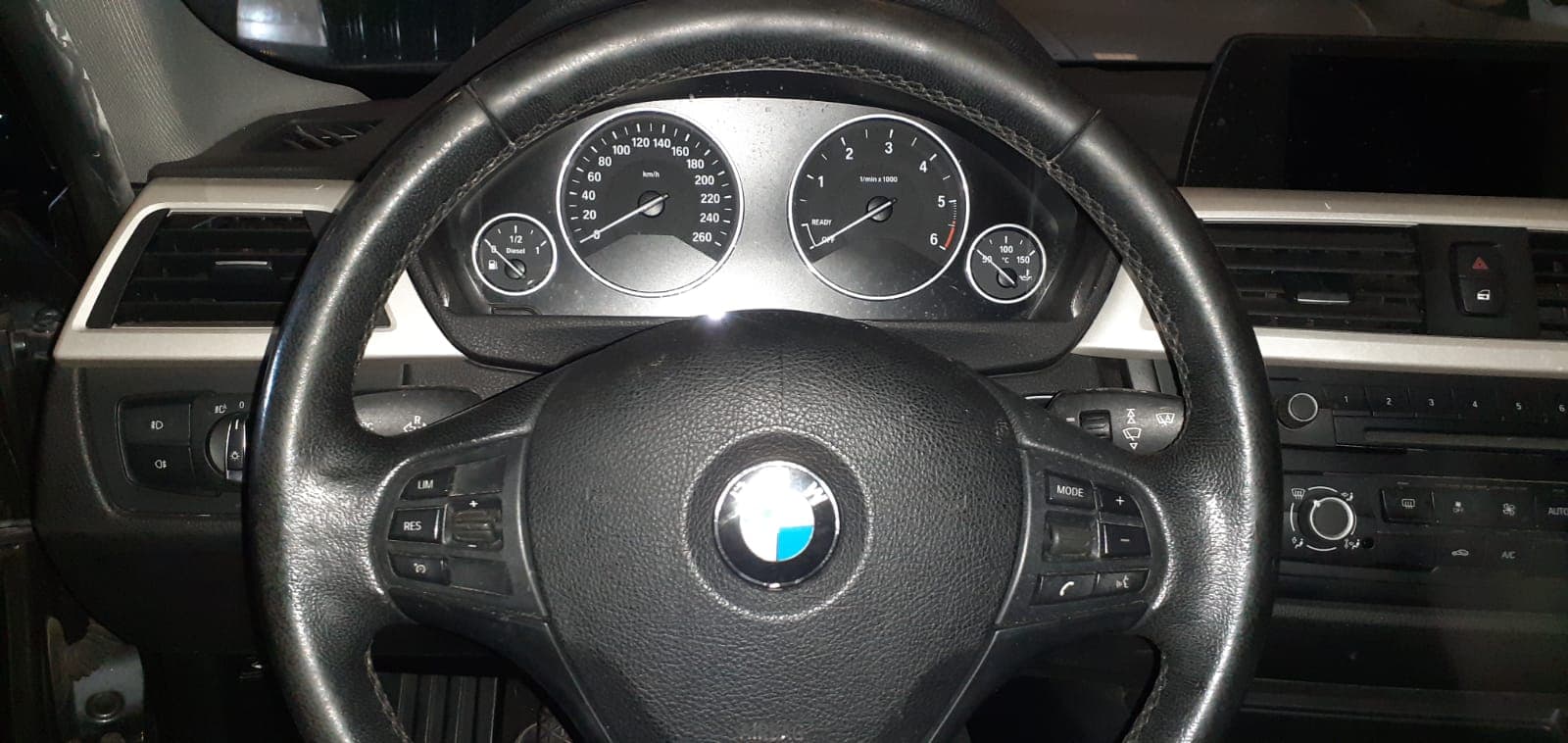 BMW 318D · Ano 2014 — imagem 19