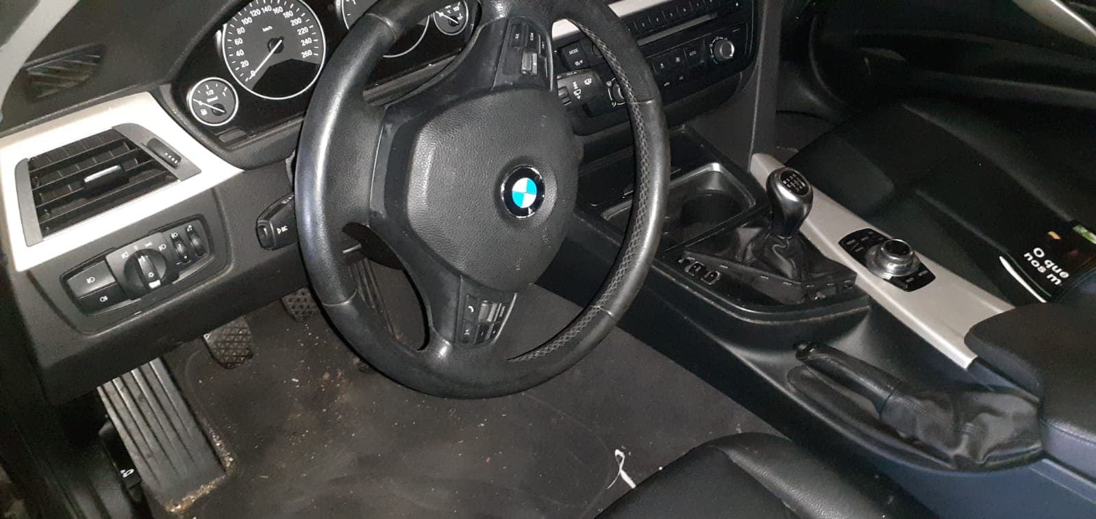 BMW 318D · Ano 2014 — imagem 14