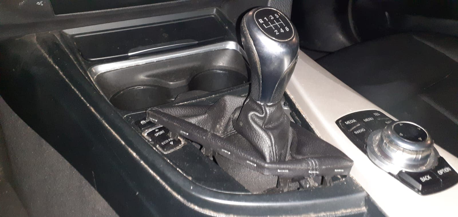 BMW 318D · Ano 2014 — imagem 16