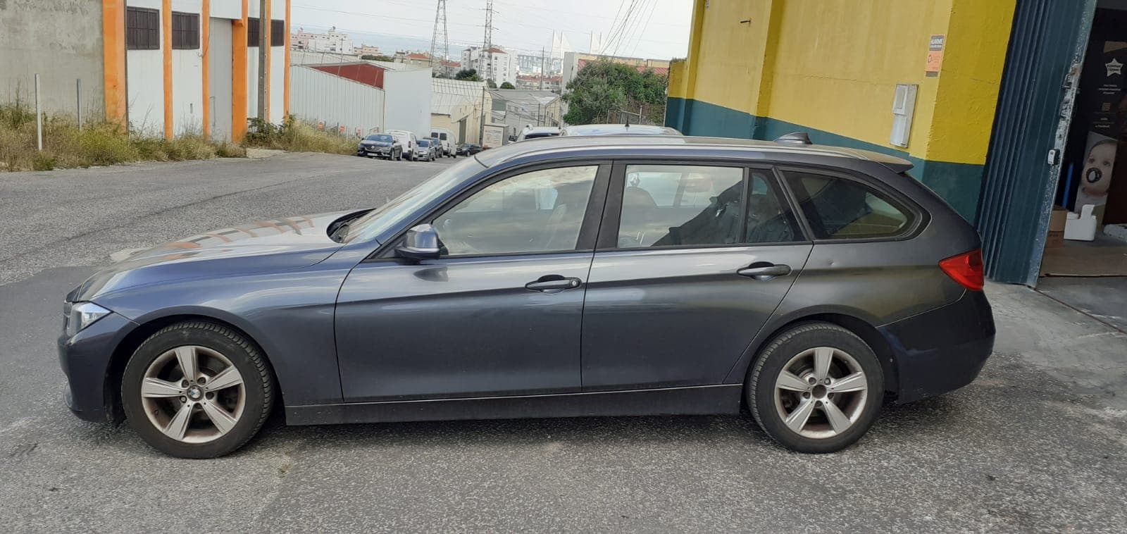BMW 318D · Ano 2014 — imagem 4