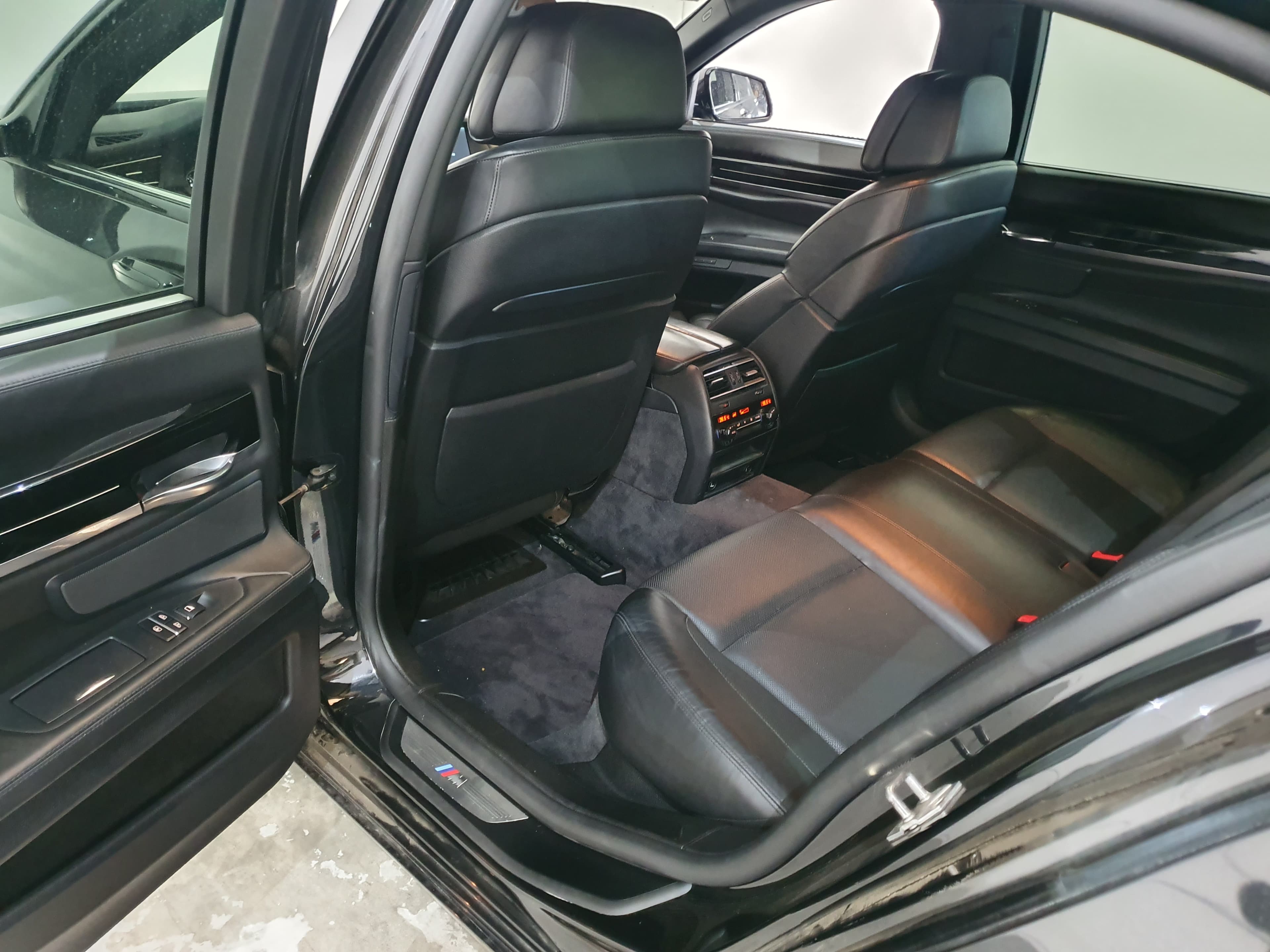 BMW 740D · Ano 2010 — imagem 28