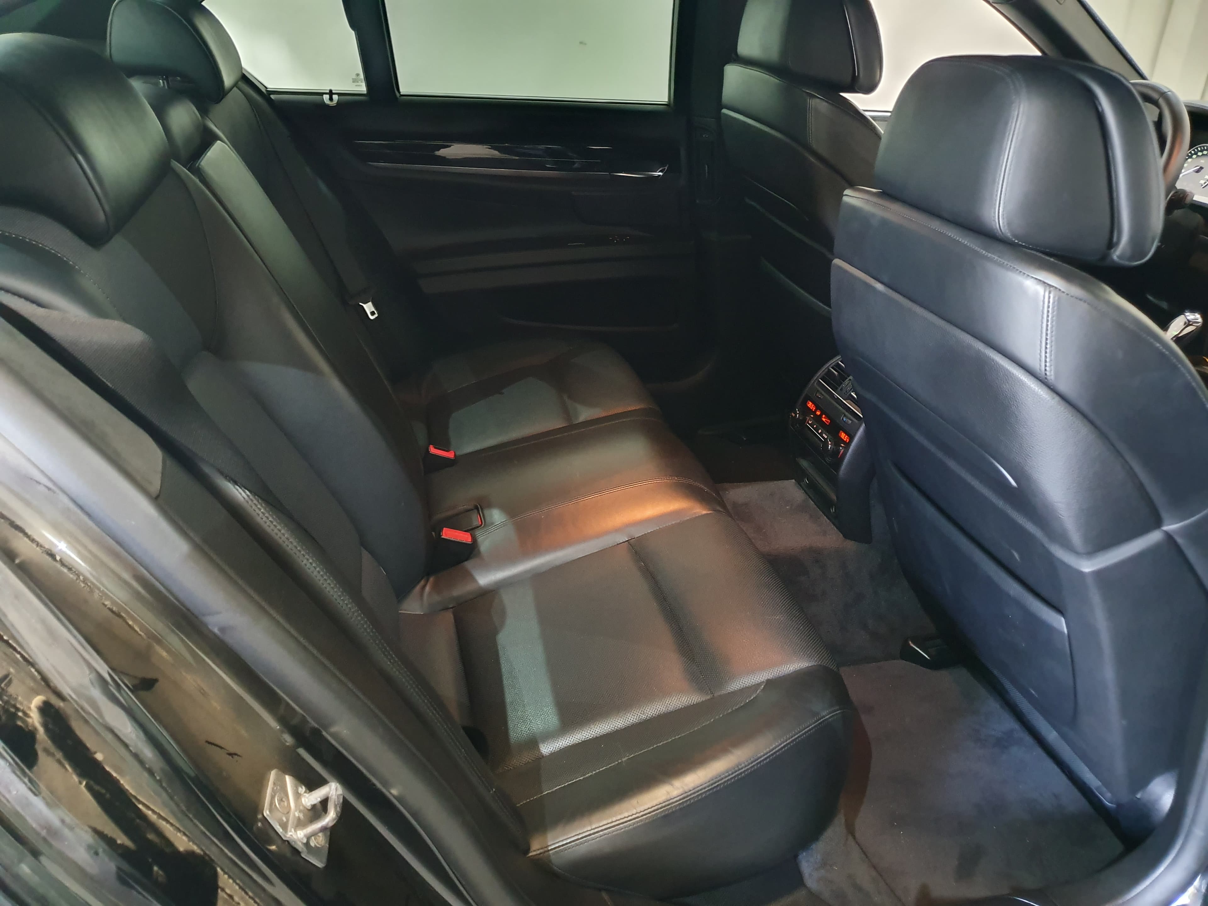 BMW 740D · Ano 2010 — imagem 23