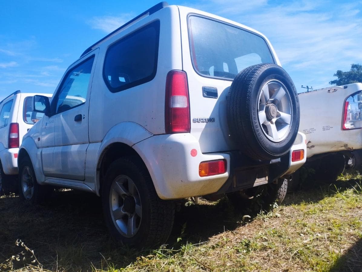 Jeep 4x4 Suzuki model Jimny — imagem 4