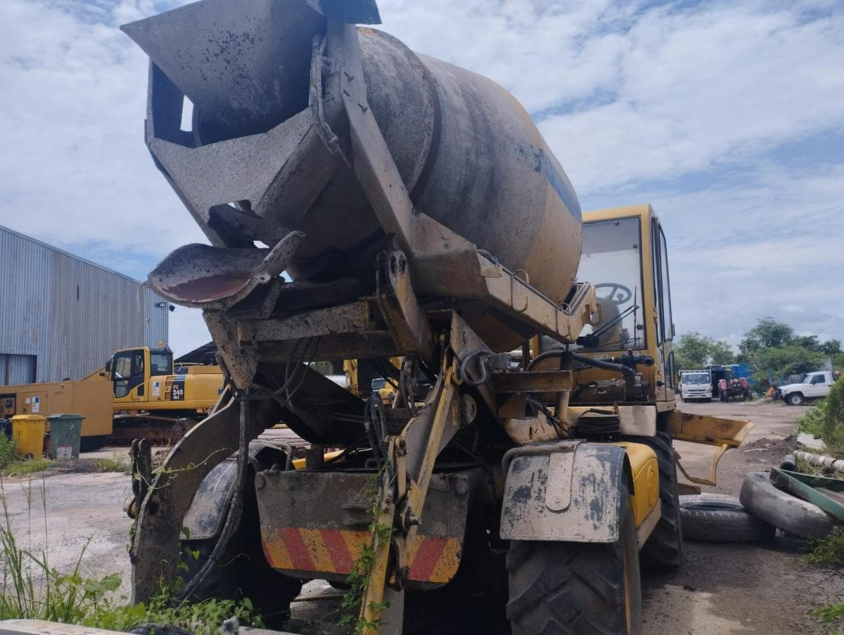 Concrete mixer truck — imagen 4