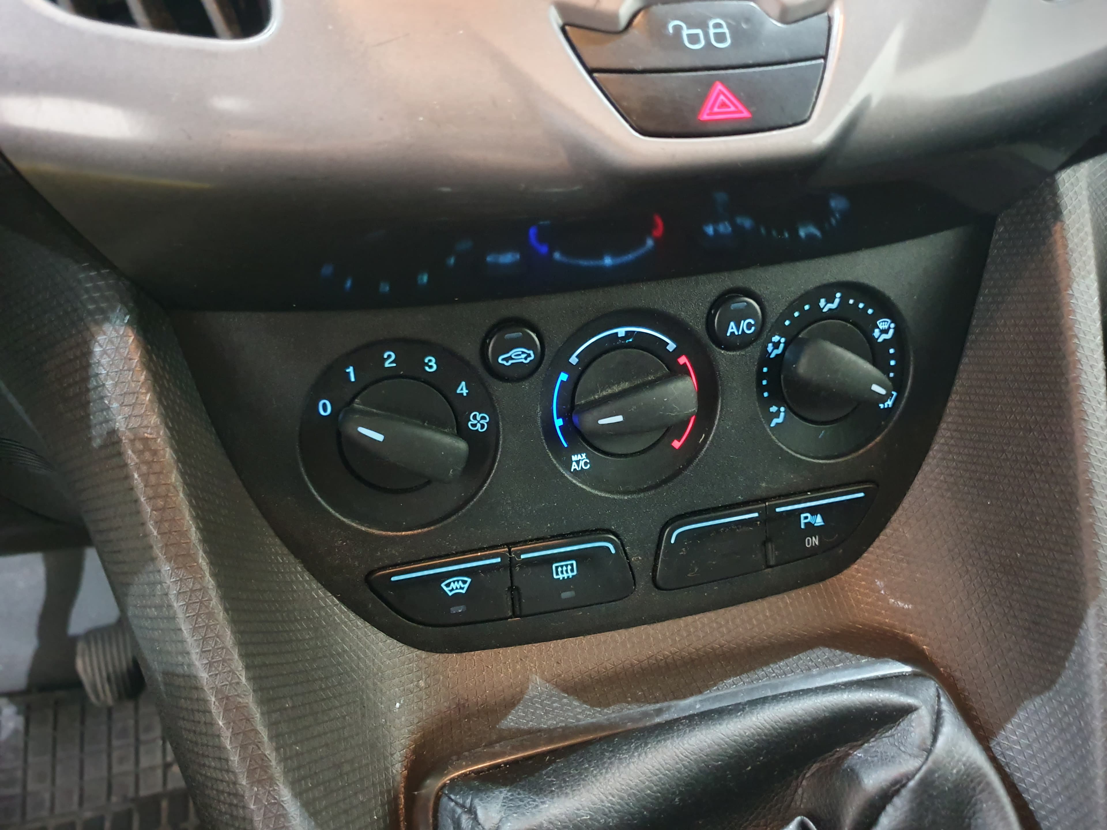 Ford Transit Connect 1.6 TDCI · Ano 2015 — imagen 31