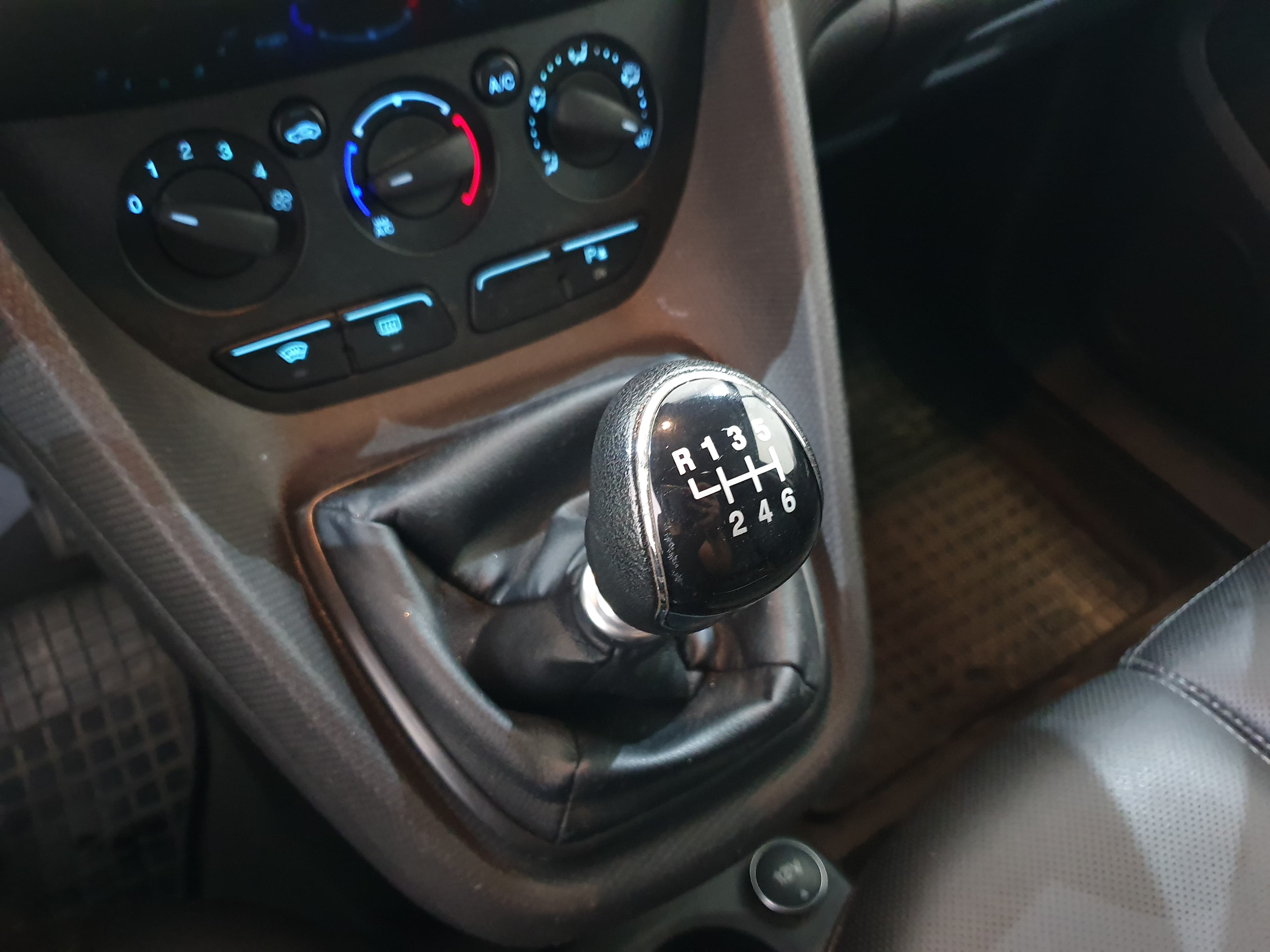 Ford Transit Connect 1.6 TDCI · Ano 2015 — imagen 32