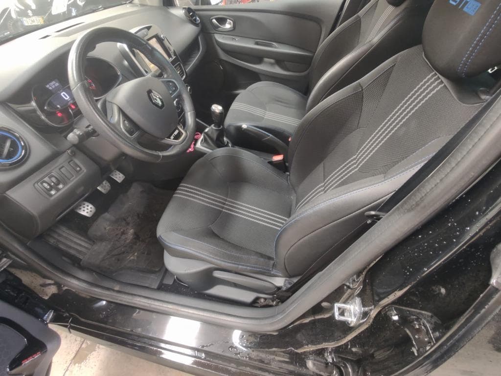 Renault Clio · Ano 2018  92-UT-14 — imagen 5