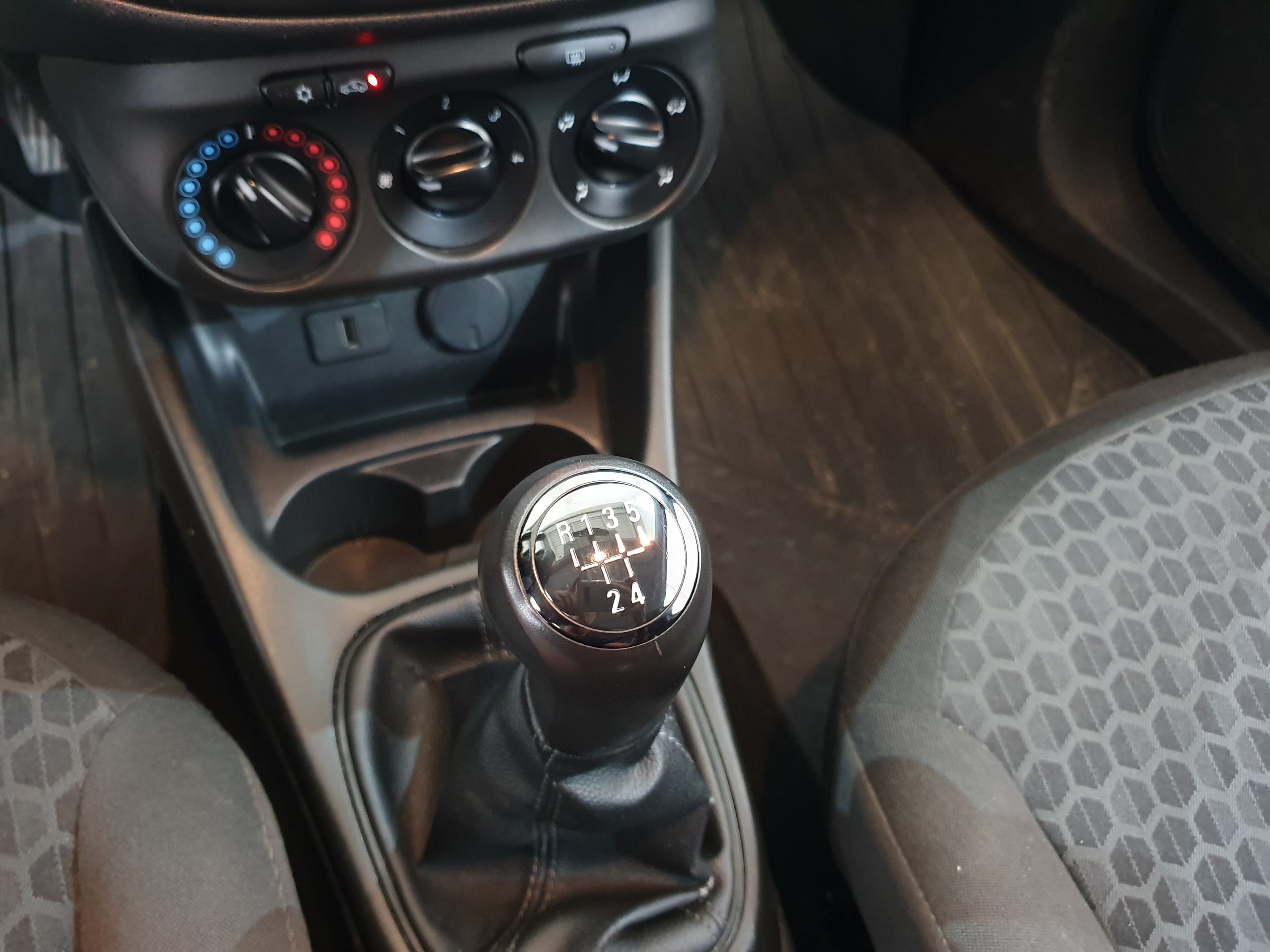 Opel Corsa · Ano 2016 — imagem 30