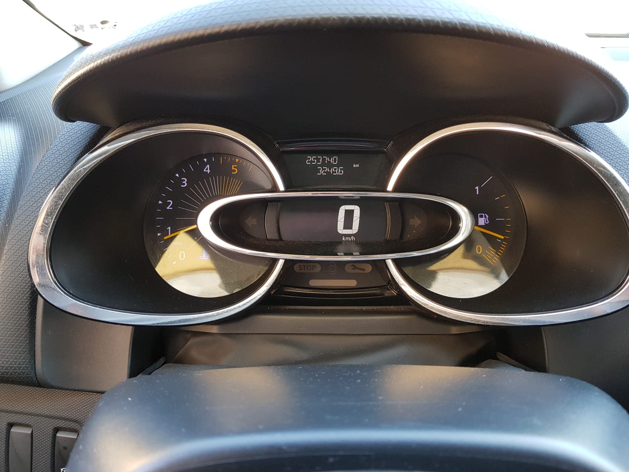 Renault Clio Break 1.5 DCI · Ano 2014 — image 18
