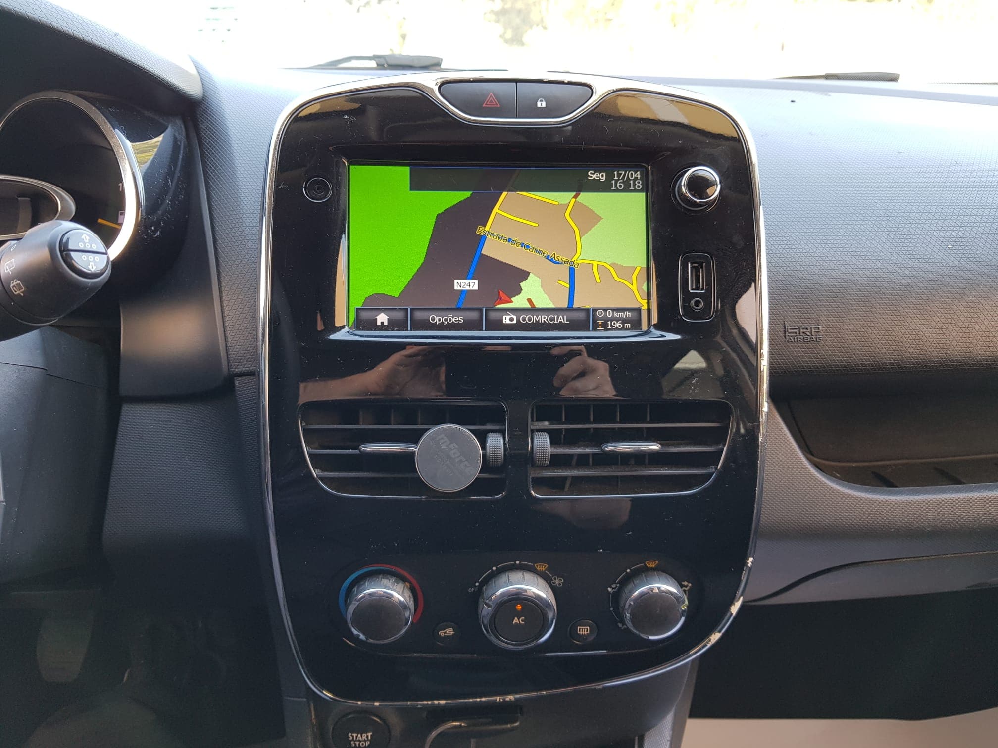 Renault Clio Break 1.5 DCI · Ano 2014 — image 19