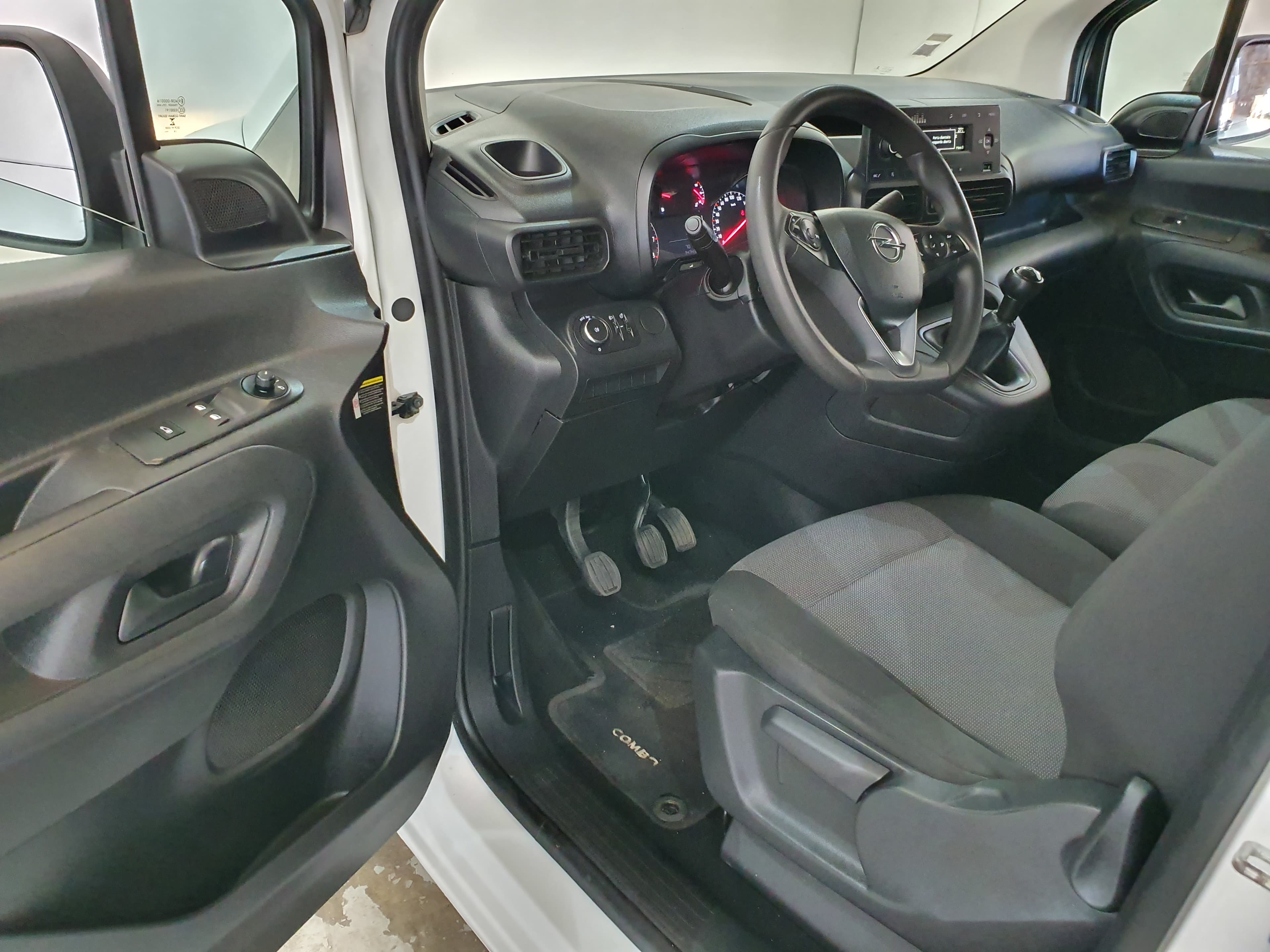 Opel Combo · Ano 2020 — image 15