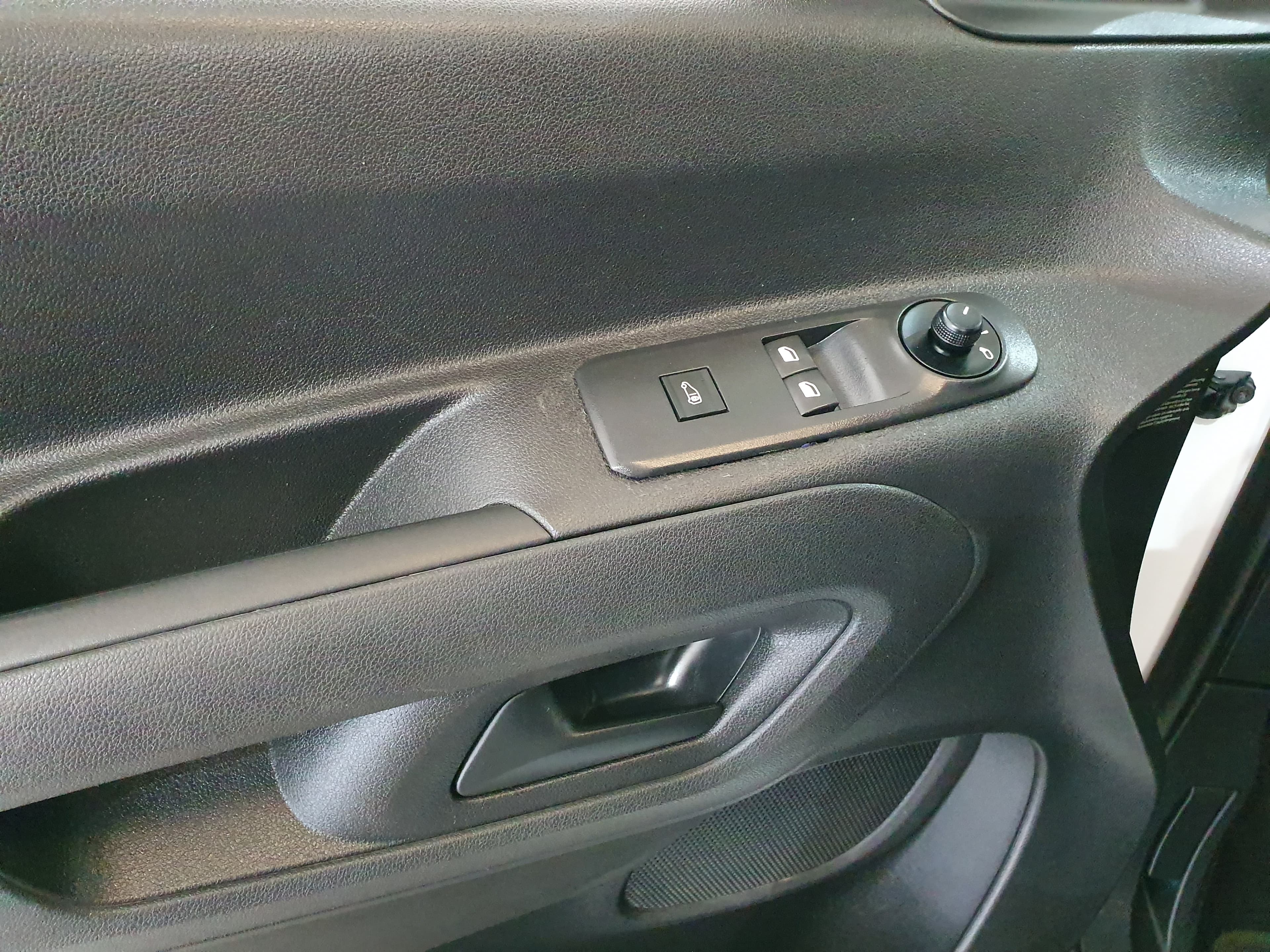 Opel Combo · Ano 2020 — image 16