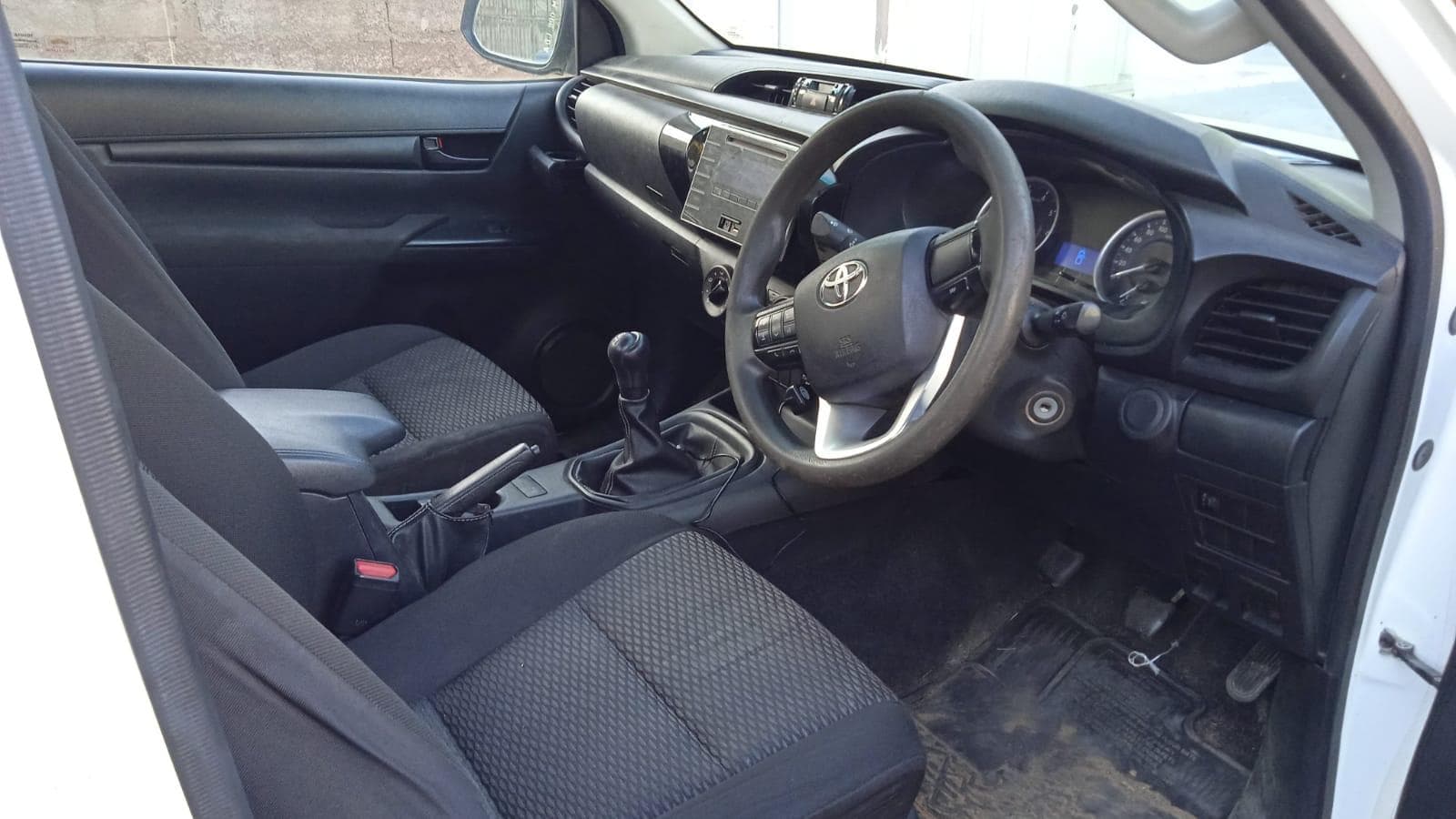 Toyota Hilux — image 13