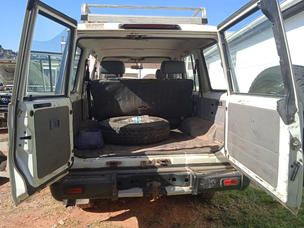 Toyota Land Cruiser — image 9