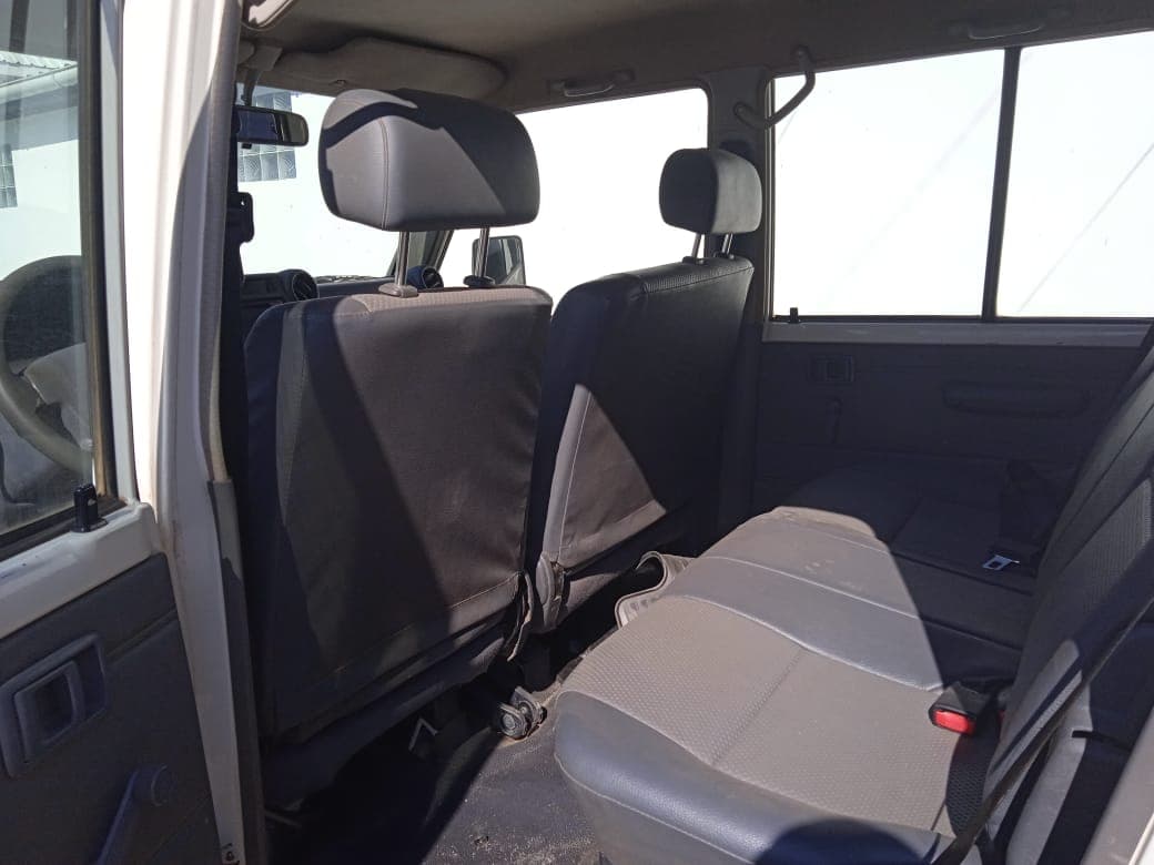 Toyota Land Cruiser — image 11