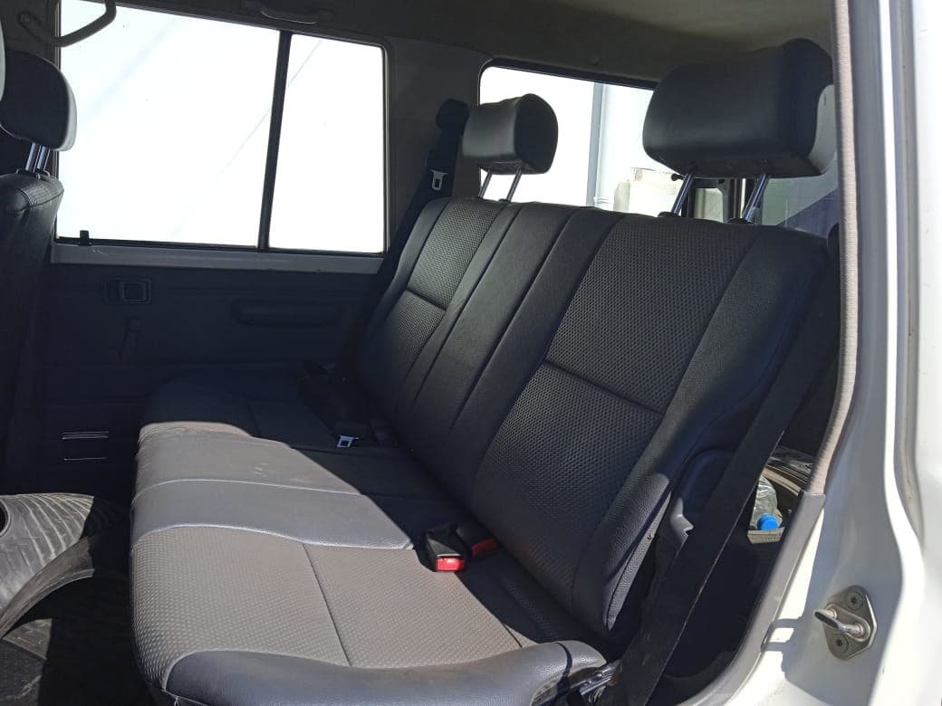 Toyota Land Cruiser — image 10